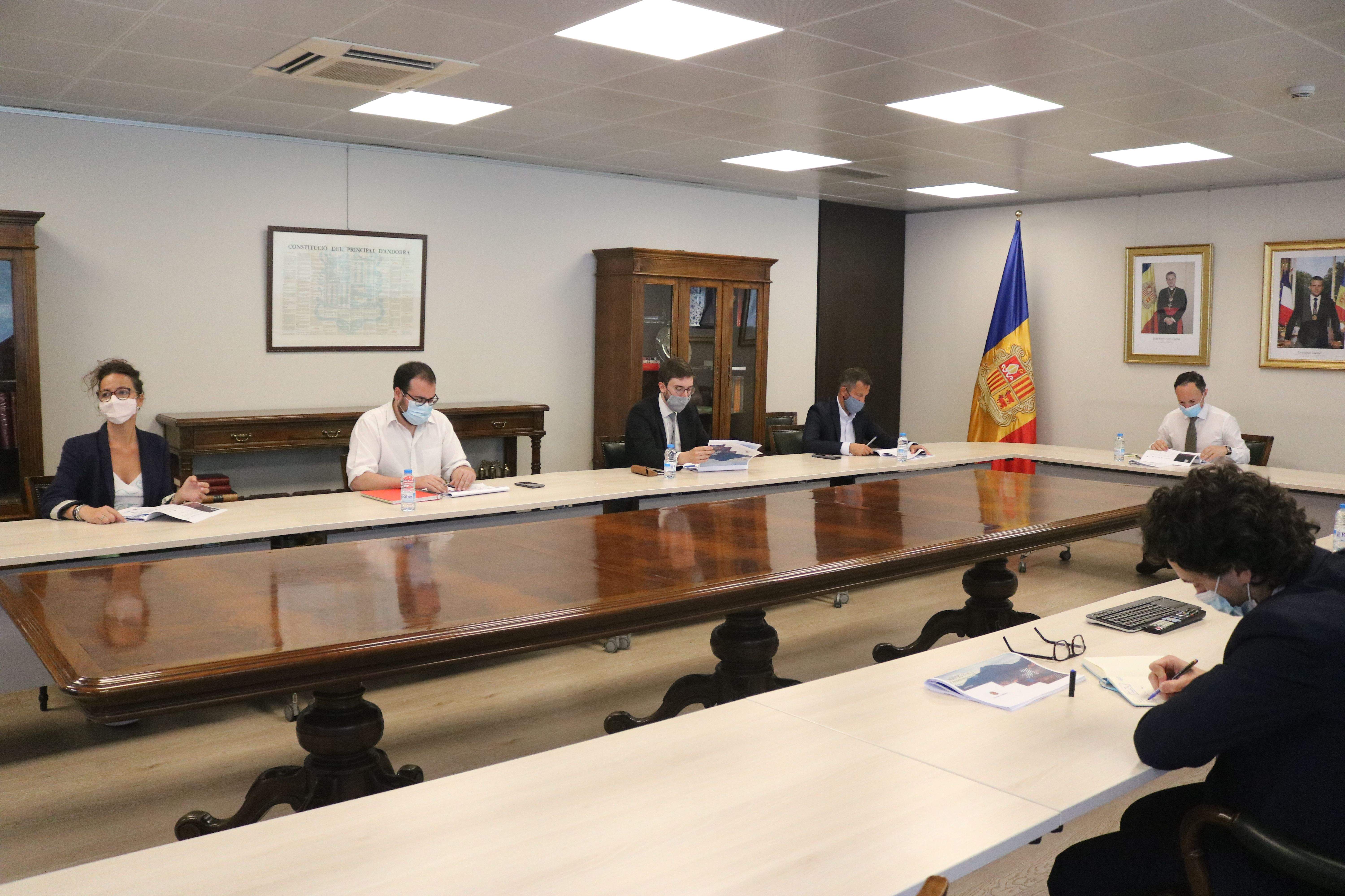 Un moment de la trobada entre consellers del PS i el cap de Govern.