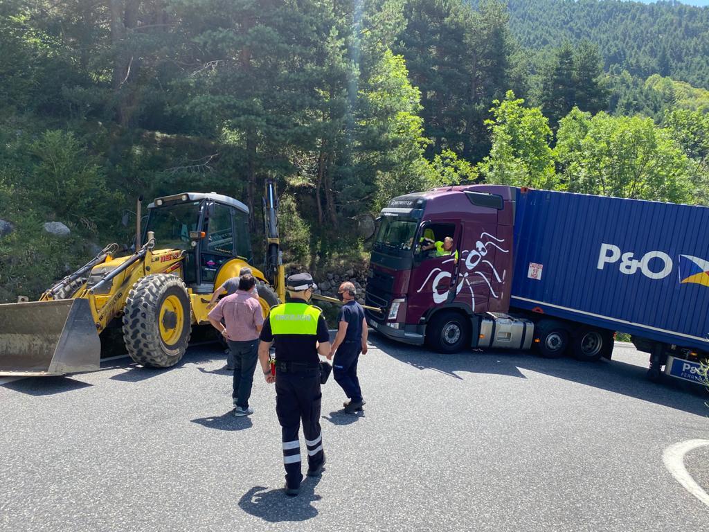 Maniobres per desencallar el camió.