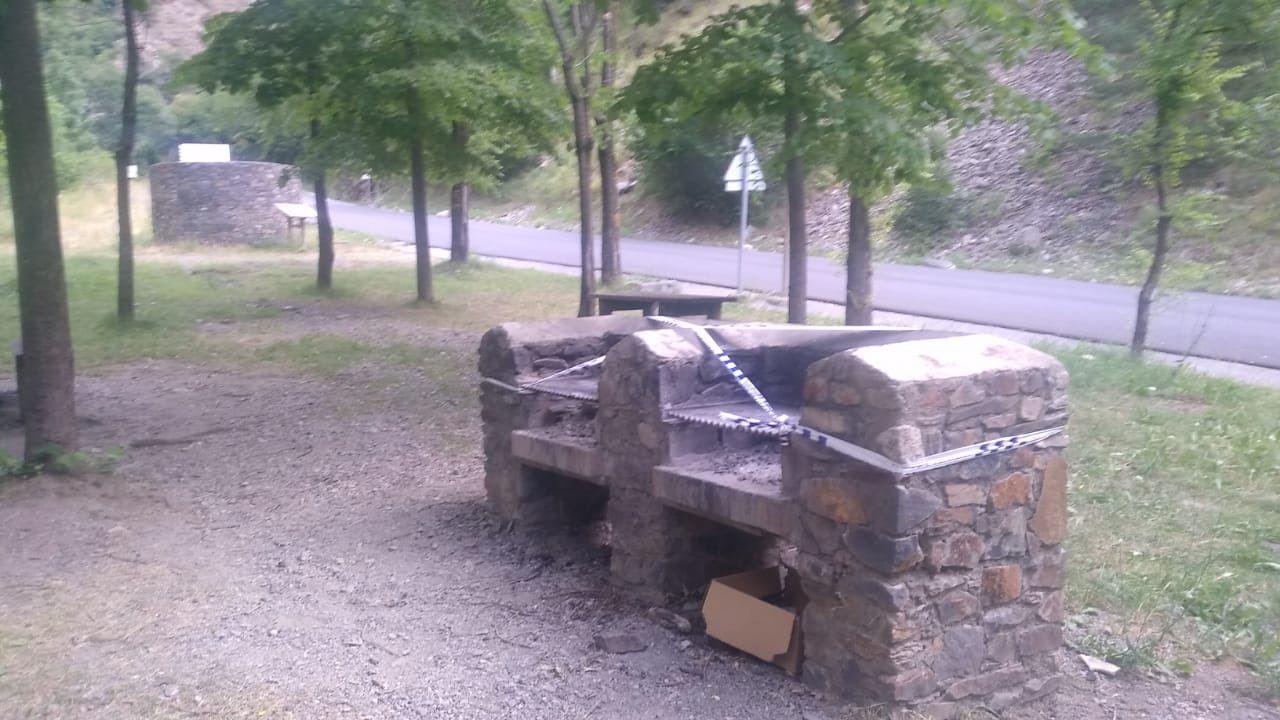 Una de les barbacoes precintades.