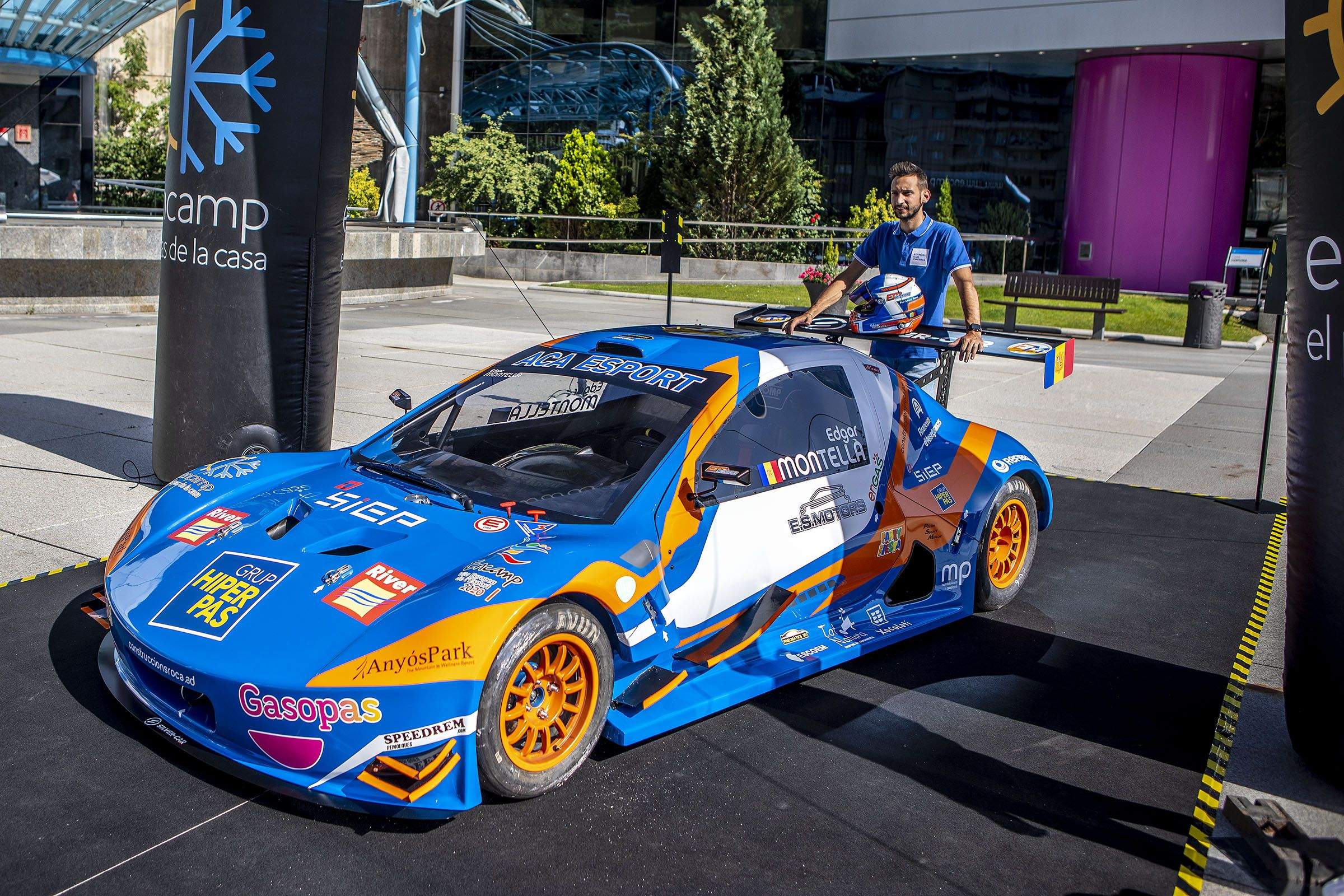 El pilot Edgar Montellà amb el seu cotxe