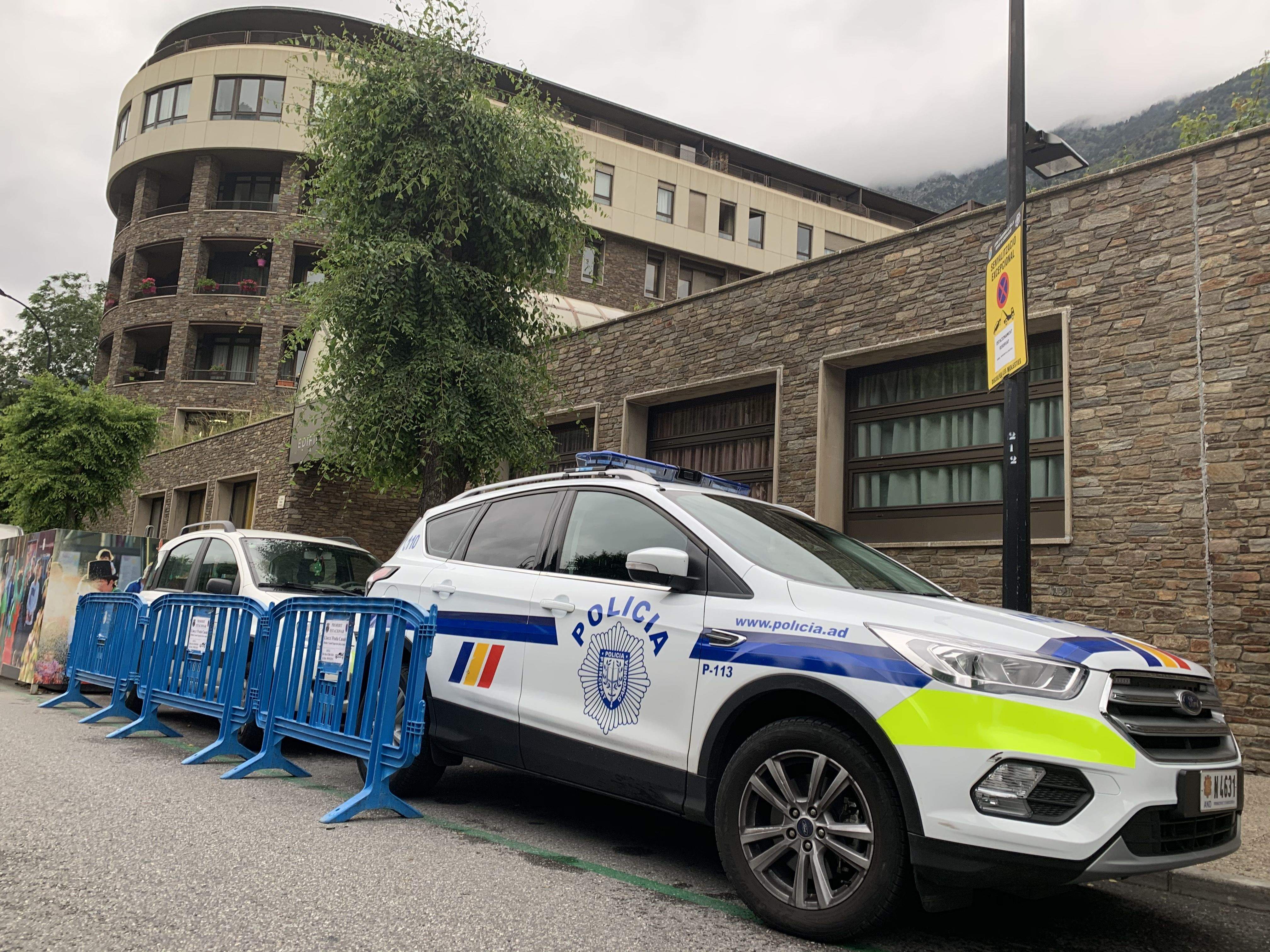 Un cotxe policial estacionat en les immediacions de Prada Casadet.