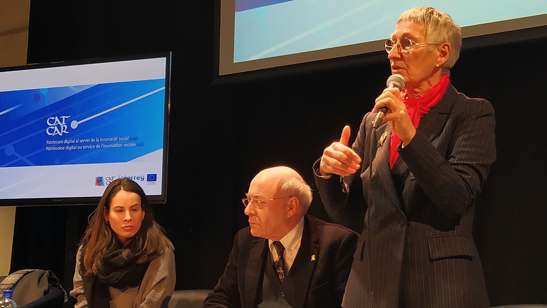 Martina Camiade, dempeus, parlant en un acte.