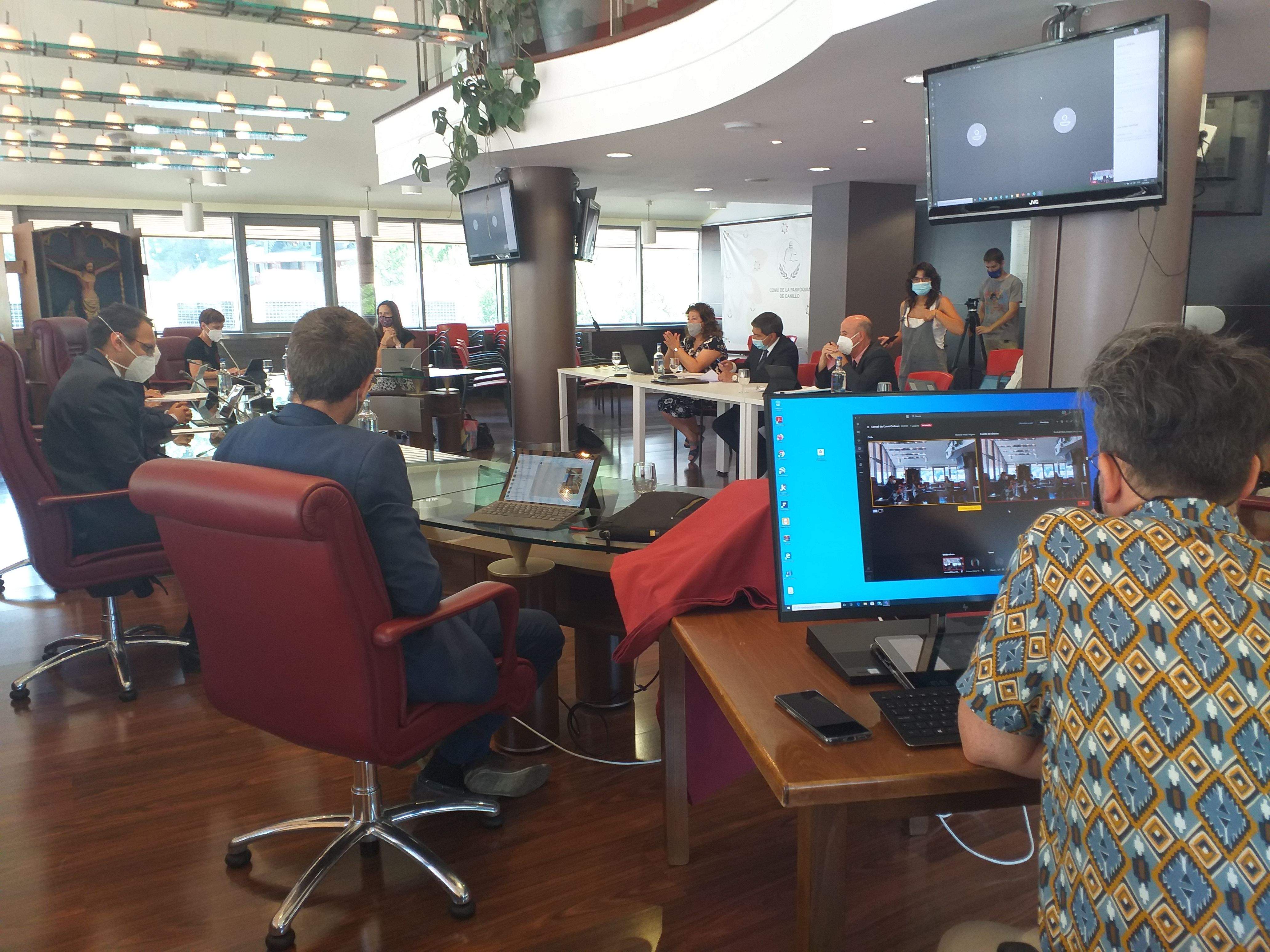 Un instant de la sessió, seguida, com es veu al monitor de dalt, per Francesc Camp de forma telemàtica.