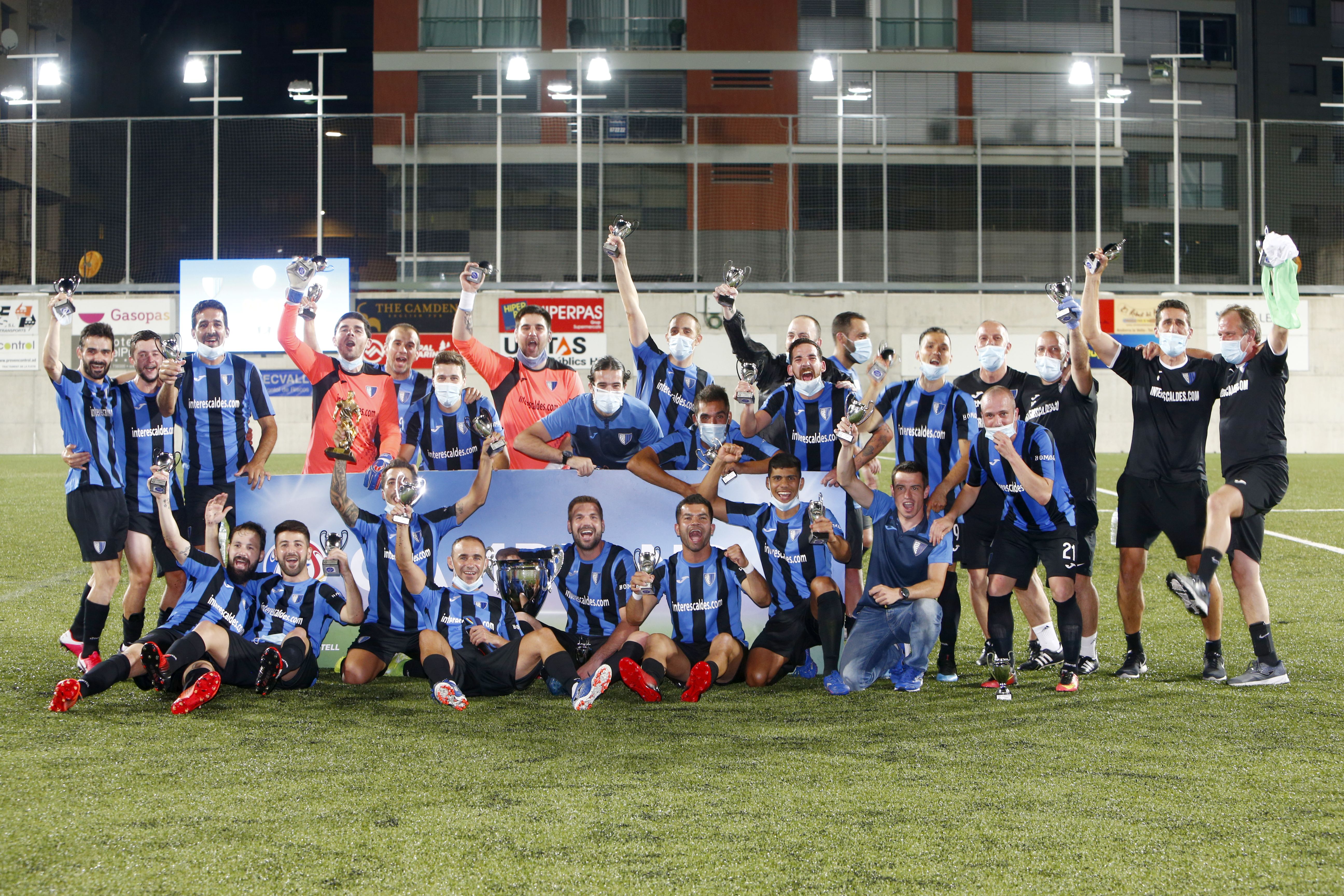 Els jugadors de l'Inter d'Escaldes celebren el títol. Els jugadors de l'Inter d'Escaldes celebren el títol.