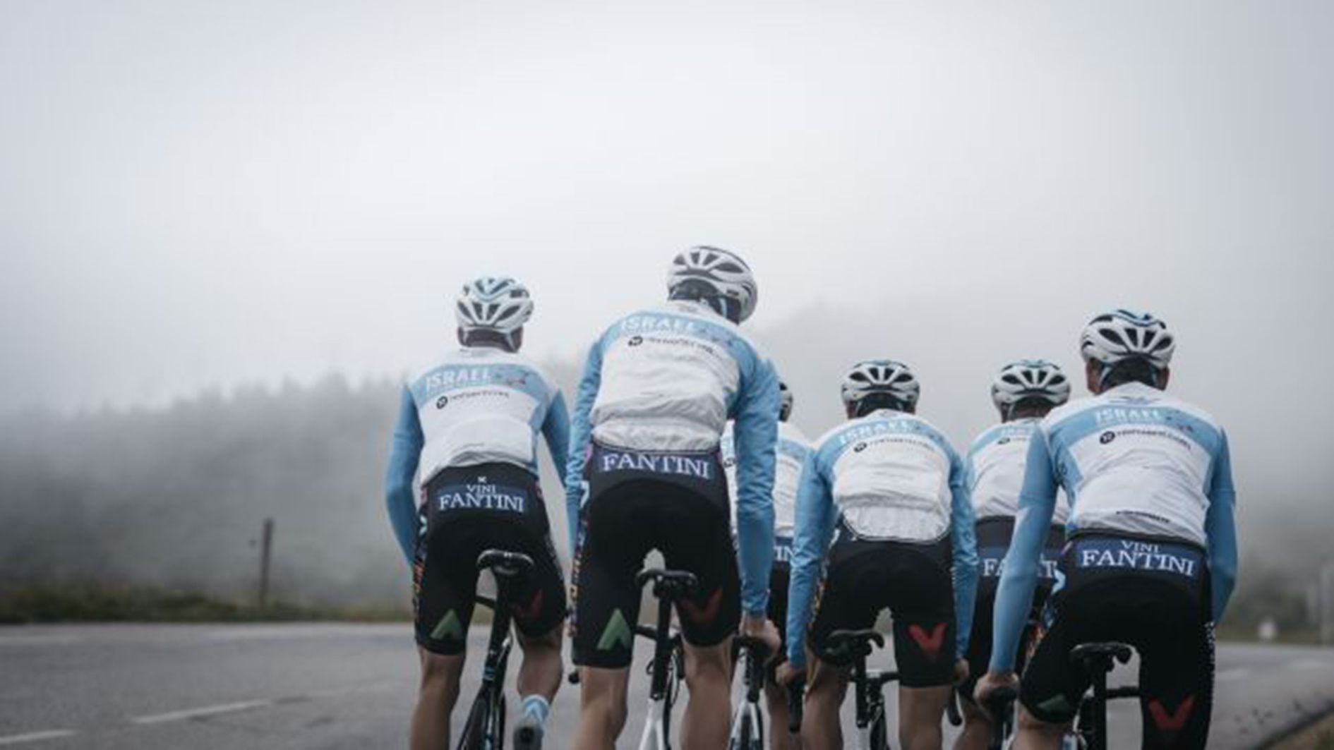 Ciclistes de l'Israel entrenant per les carreteres del Principat.