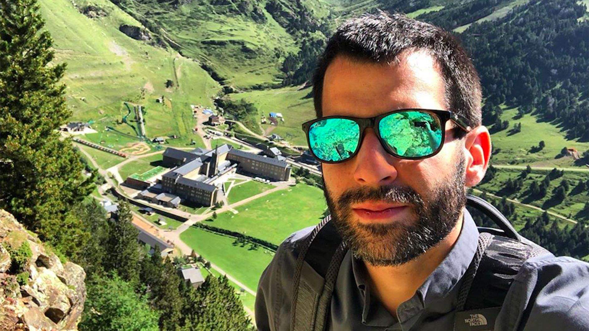 Emili Villegas amb el santuari de Núria al fons. Emili Villegas amb el santuari de Núria al fons.