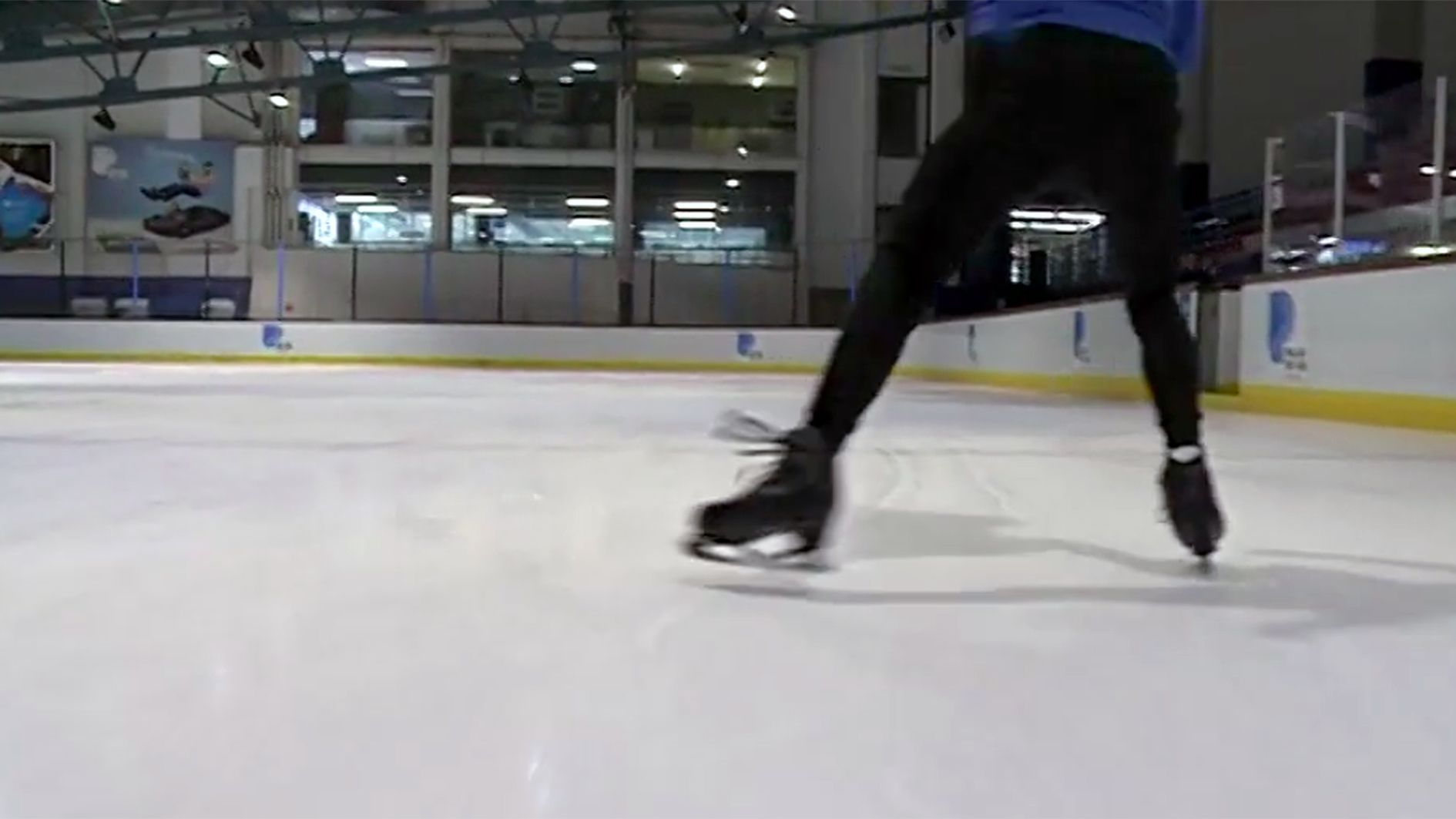 Un patinador exercitant-se al Palau de Gel. Un patinador exercitant-se al Palau de Gel.