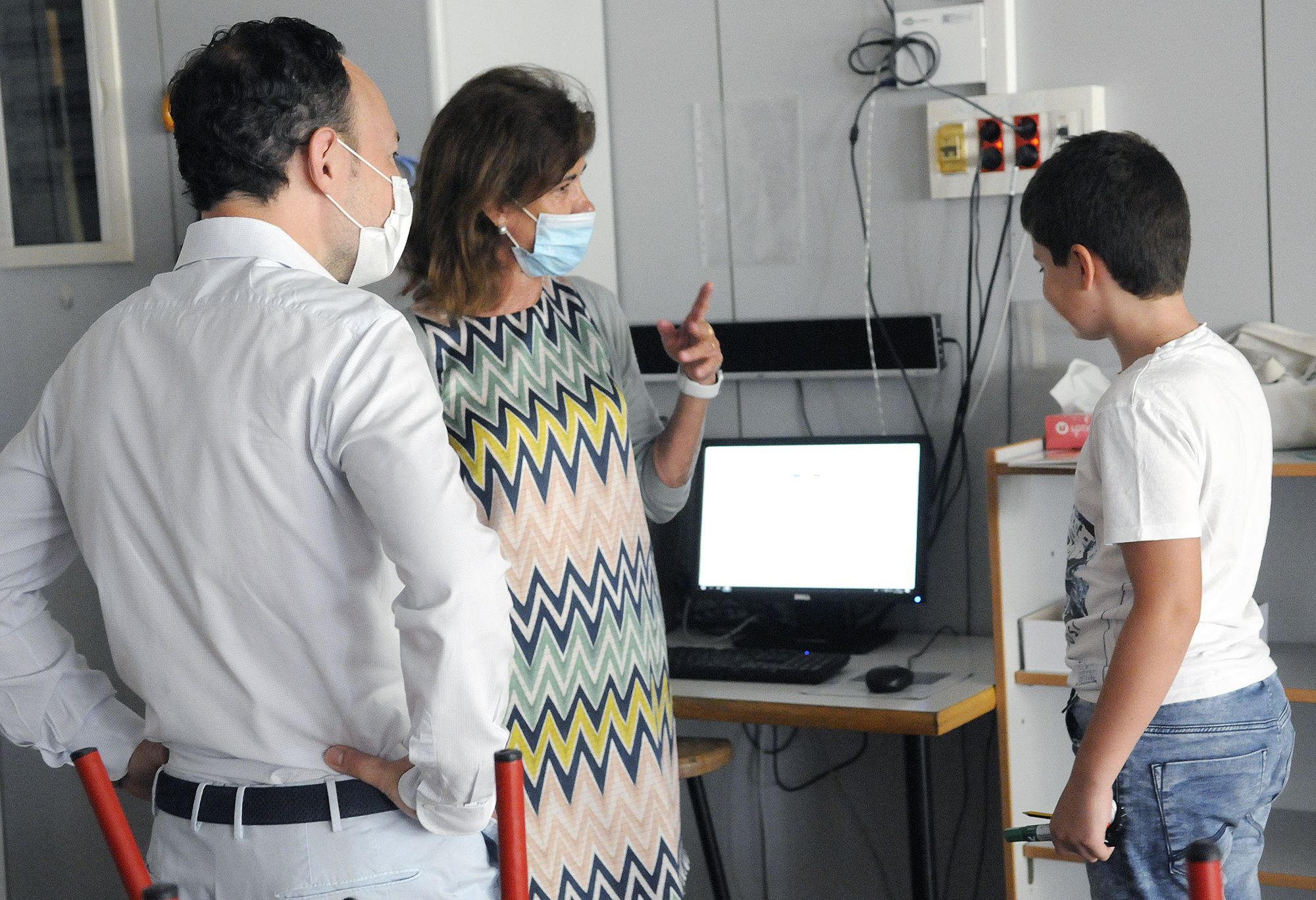 El cap de Govern i la ministra d'Educació conversant amb un dels infants participants en el projecte.