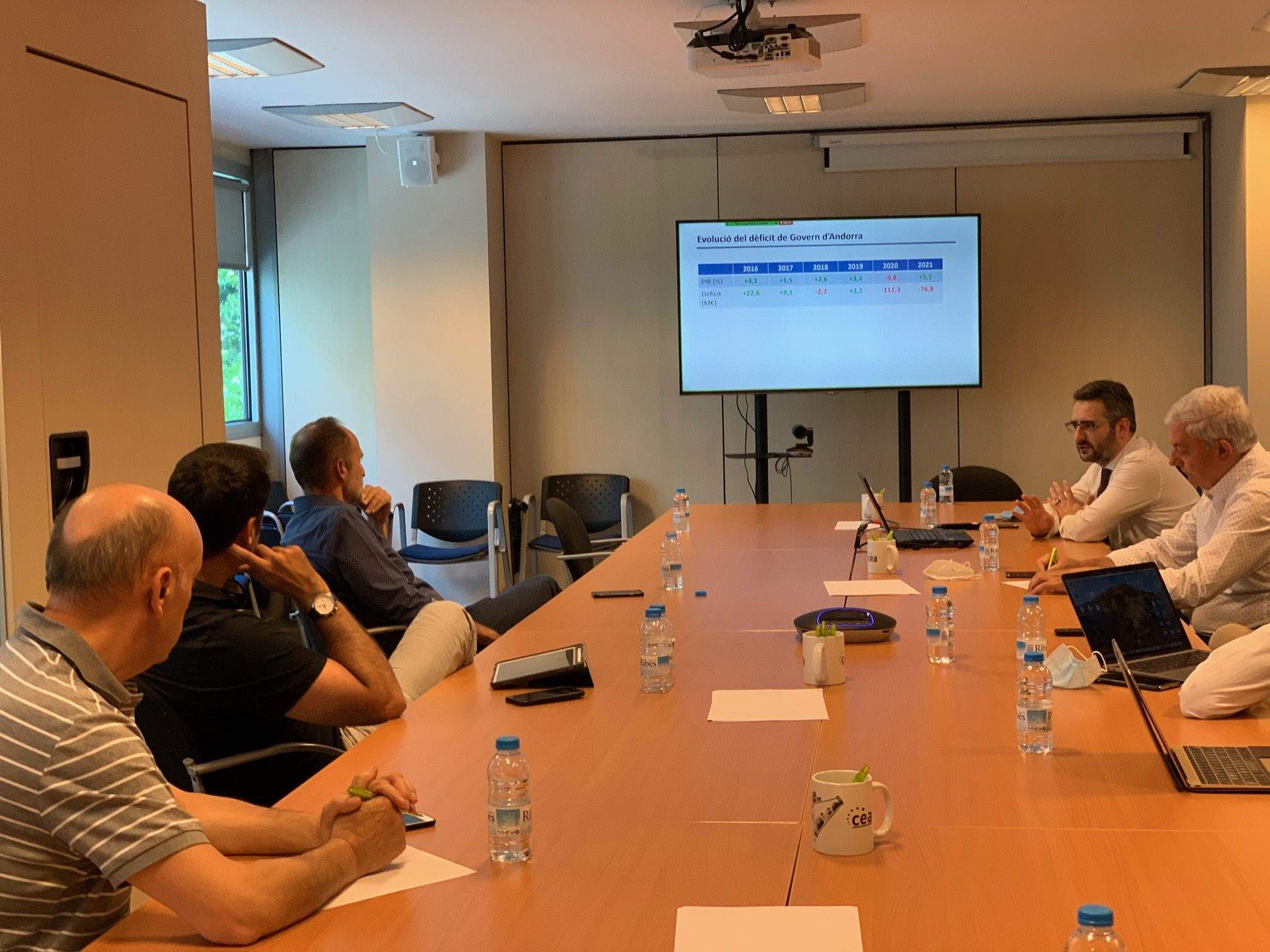 Un moment de la trobada de representants de la CEA amb el ministre de Finances, Eric Jover.