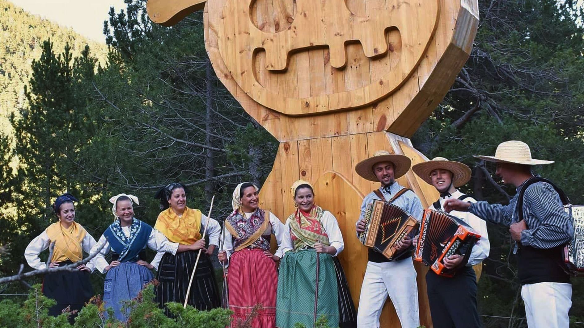 Membres del grup folklòric al tomb del Dino, el Tamarro ordinenc.