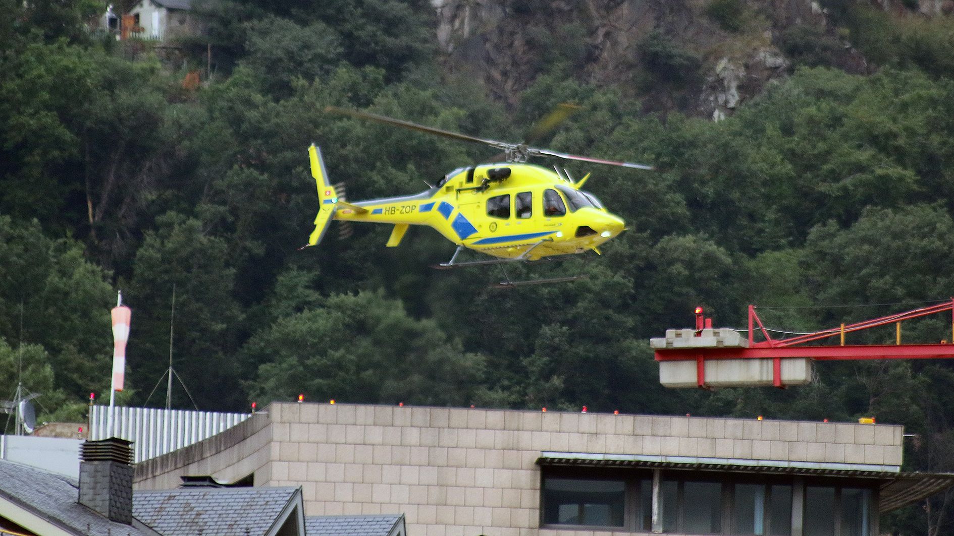 L'helicòpter preparant-se per aterrar a l'hospital. L'helicòpter preparant-se per aterrar a l'hospital.