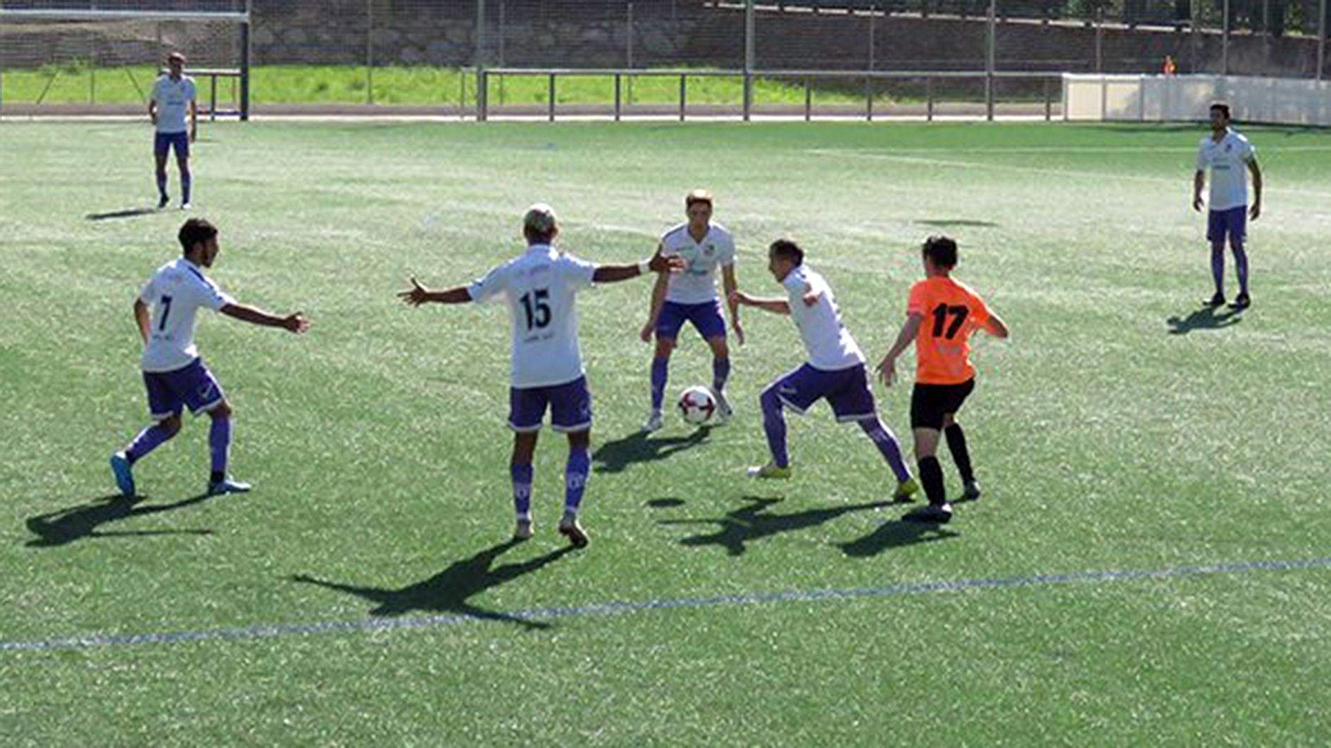 Diversos jugadors del Carroi dominen la pilota davant d'un sol home de La Massana.