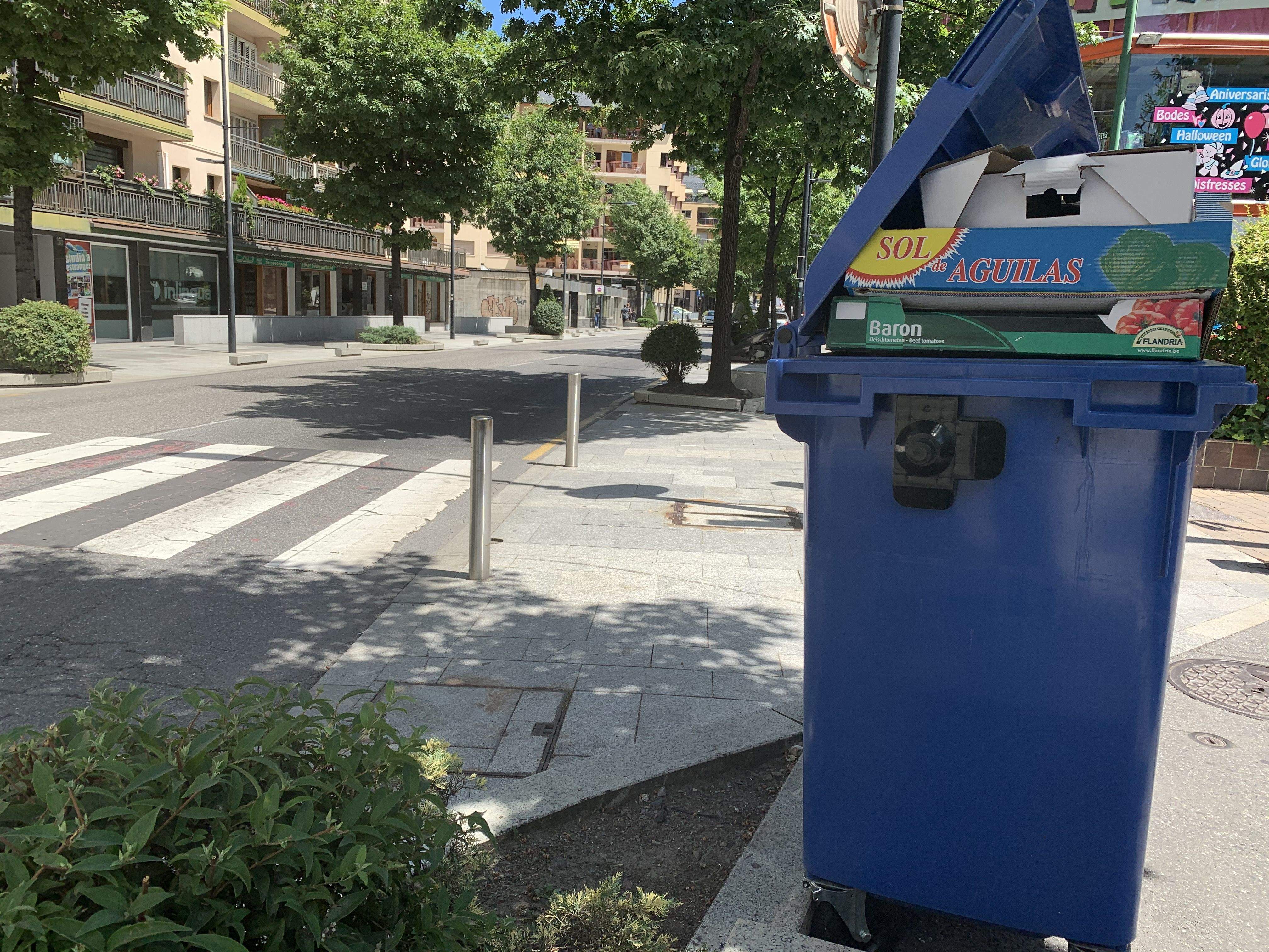 Un contenidor de brossa al carrer Prat de la Creu d'Andorra la Vella.