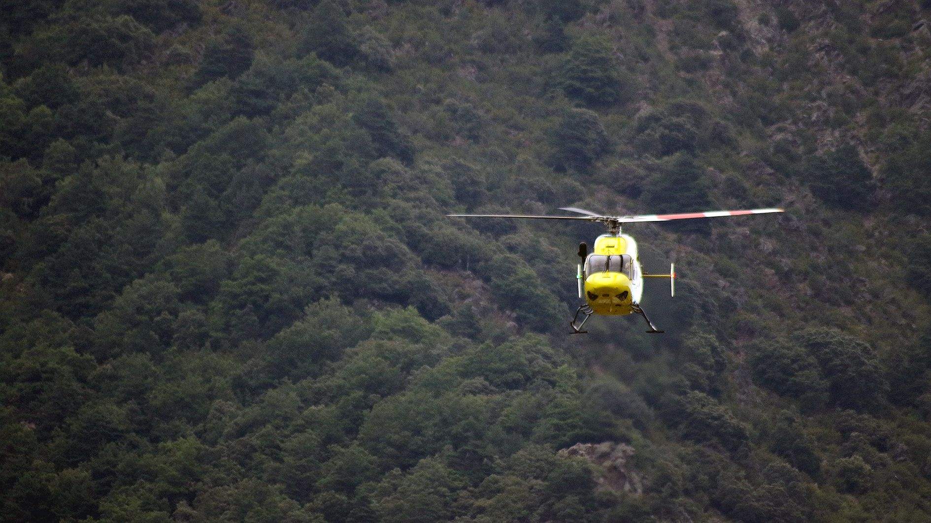 Un helicòpter sobrevolant el centre del país.