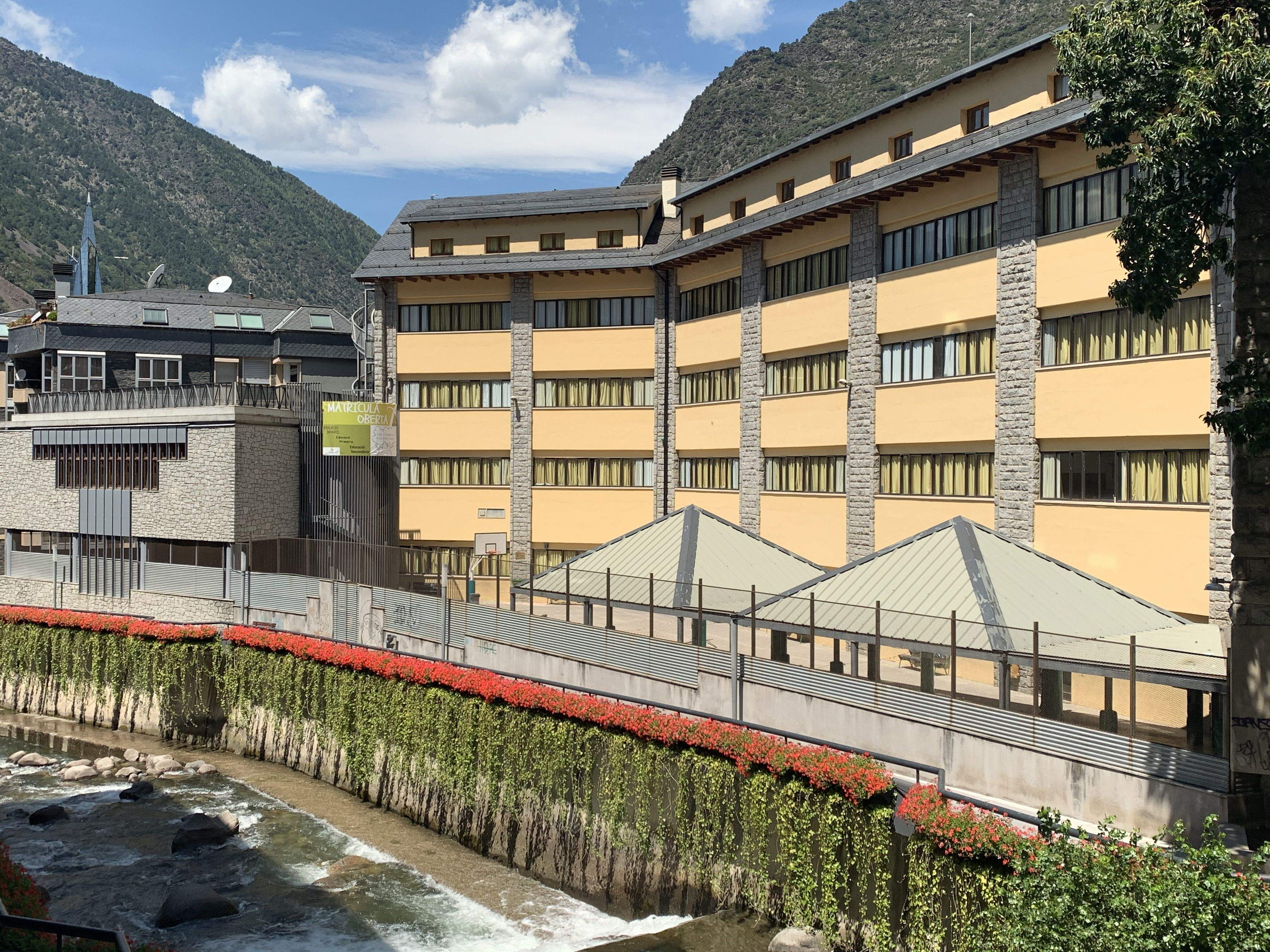 Una imatge de l'escola Sagrada Família. Una imatge de l'escola Sagrada Família.