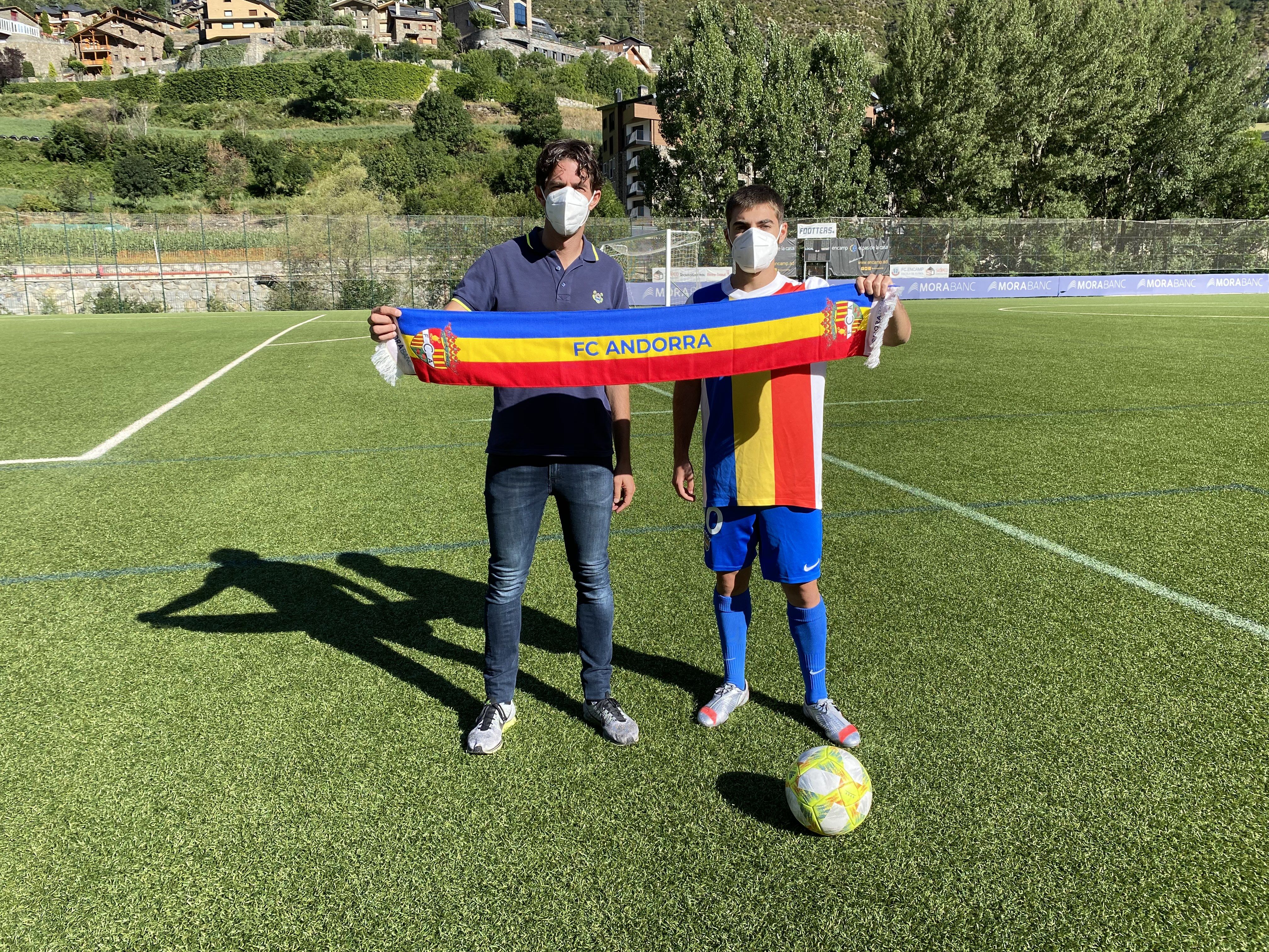 Martí Vilà, amb la bufanda i samarreta tricolor, al costat del director esportiu, Jaume Nogués.