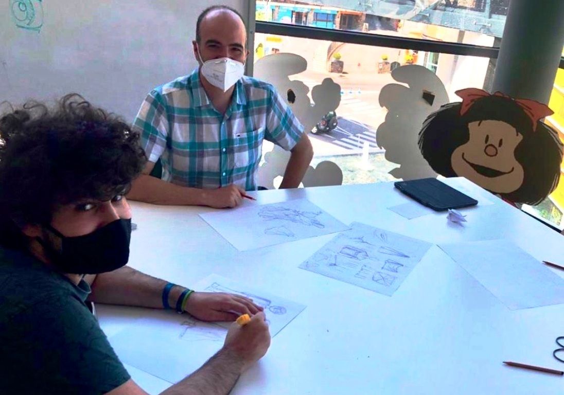 Jordi Planellas amb un dels joves dibuixants.