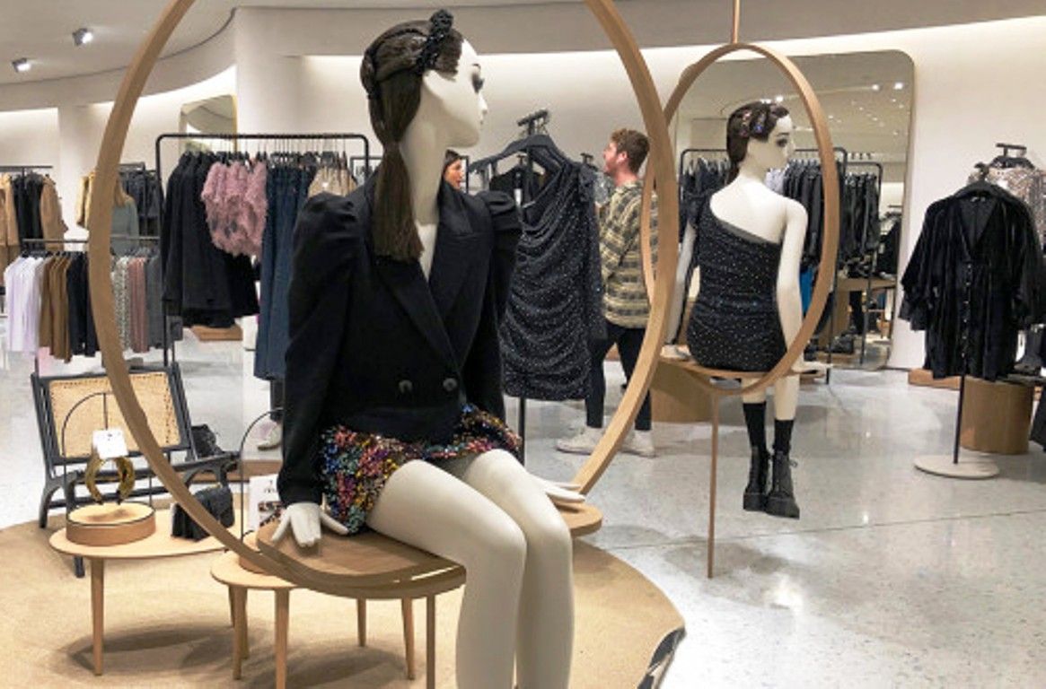 Interior d'una botiga de roba.