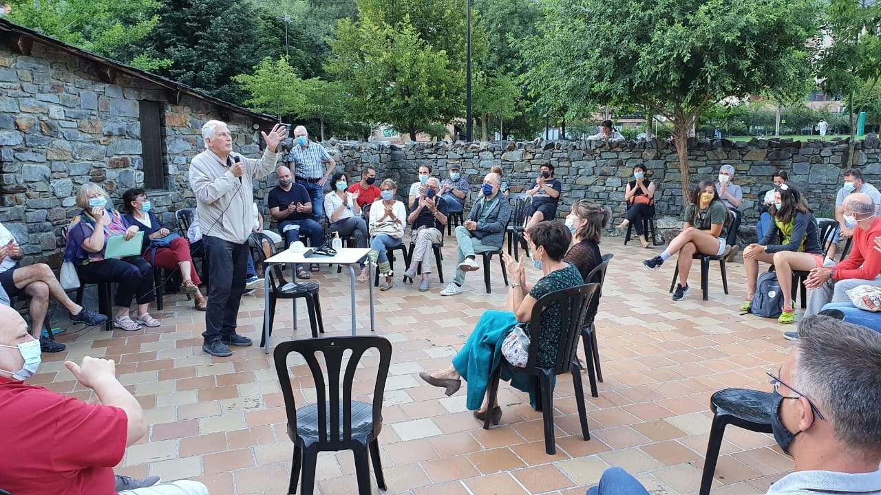 Membres d'Ad.Hoc durant una trobada pública. 