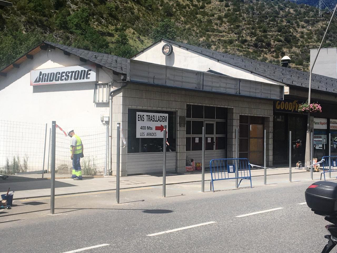 Vista parcial de les botigues aquest dilluns amb l'inici dels treballs per fer l'enderroc.