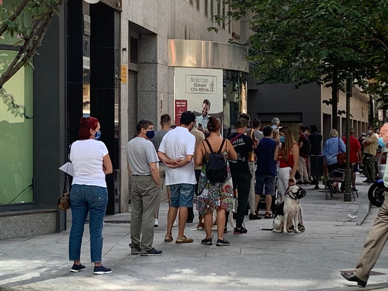 Cues a l'entrada de la seu de la CASS.