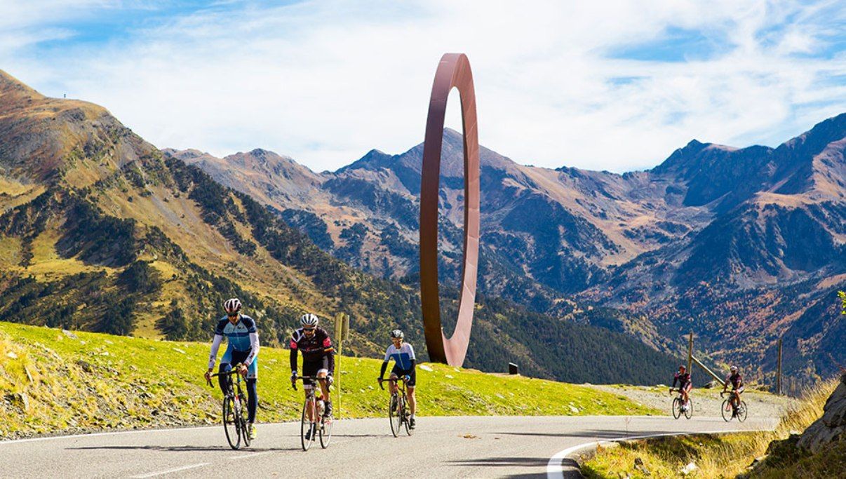 Ciclistes pujant a Arcalís.