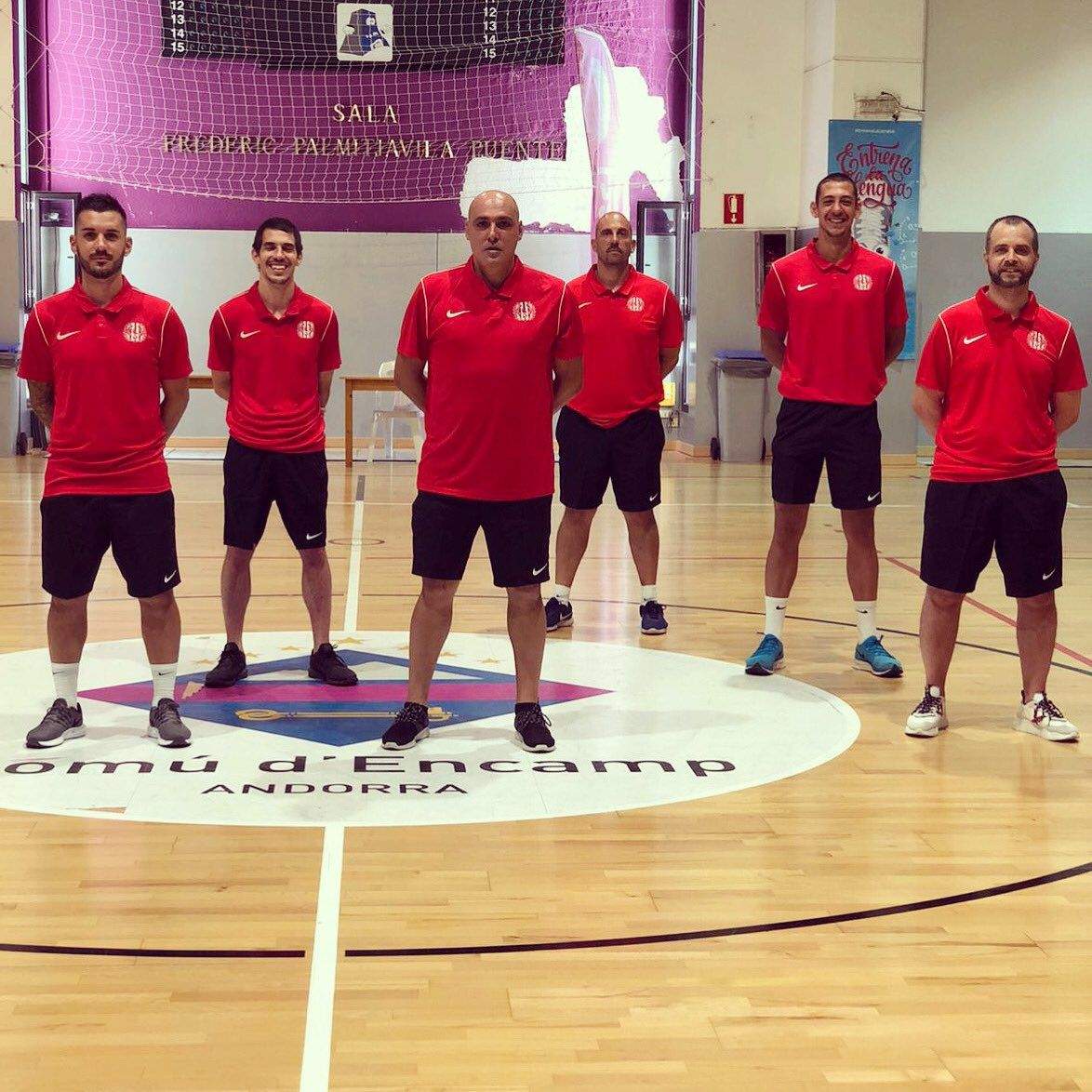 Jugadors i membres del cos tècnic de l'Industrias Santa Coloma a la pista del Complex.