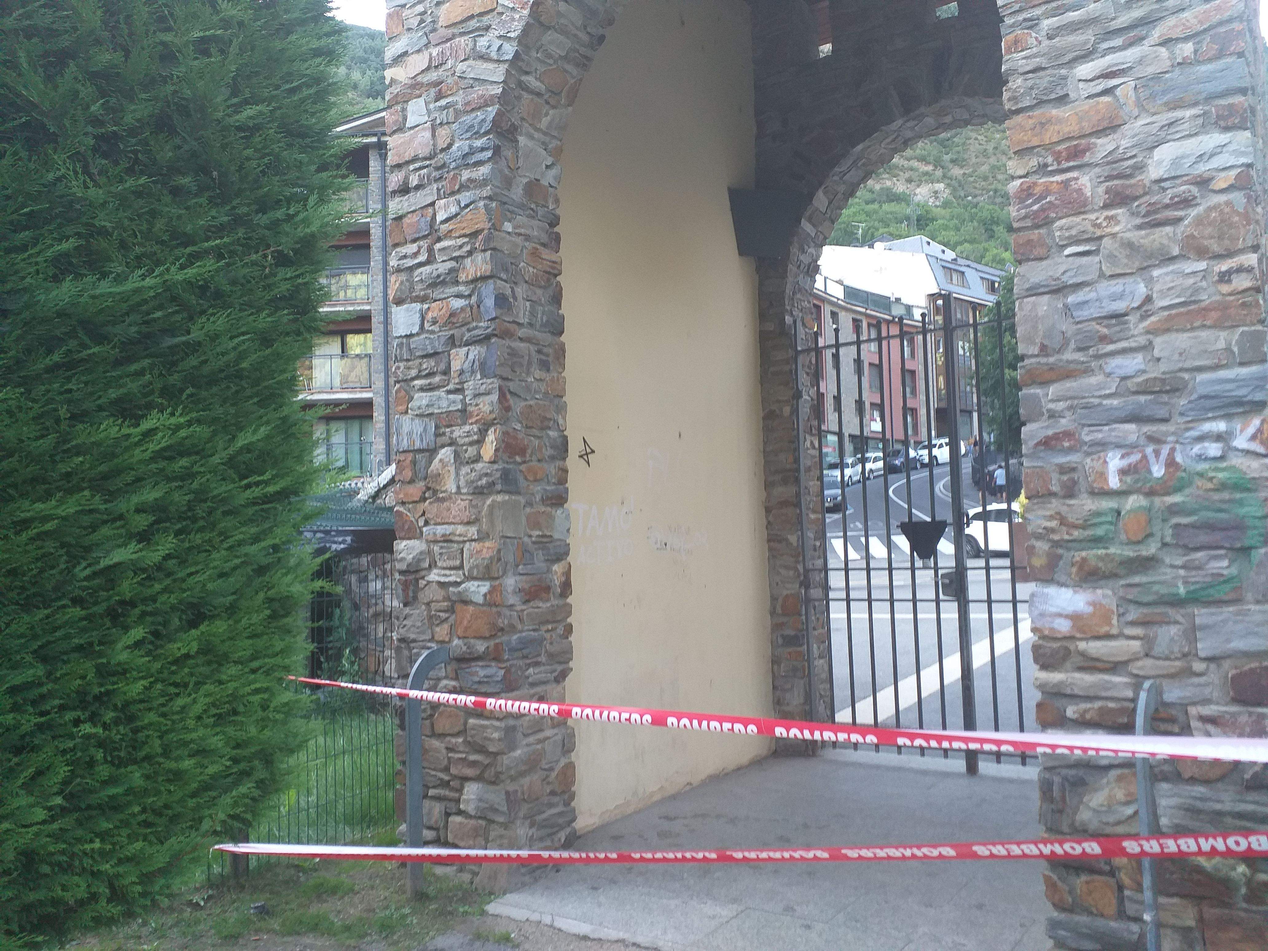 La porta tancada per culpa del rusc, situat en un forat al costat d'una pintura negra.