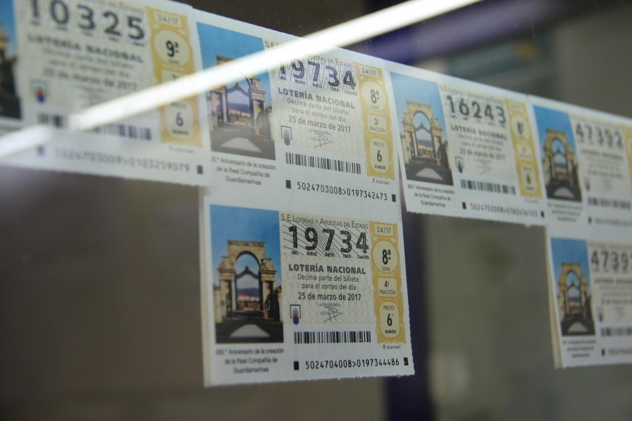 Dècims de loteria exposats a un establiment.