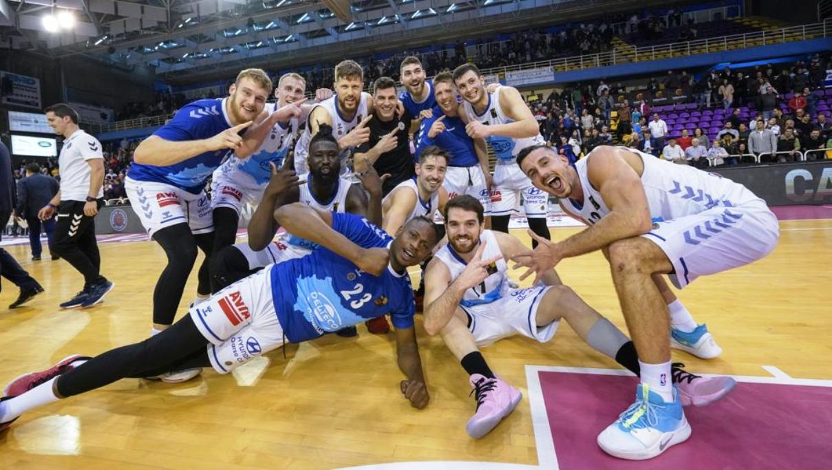 Els jugadors del Guipúscoa celebren el títol de Copa.