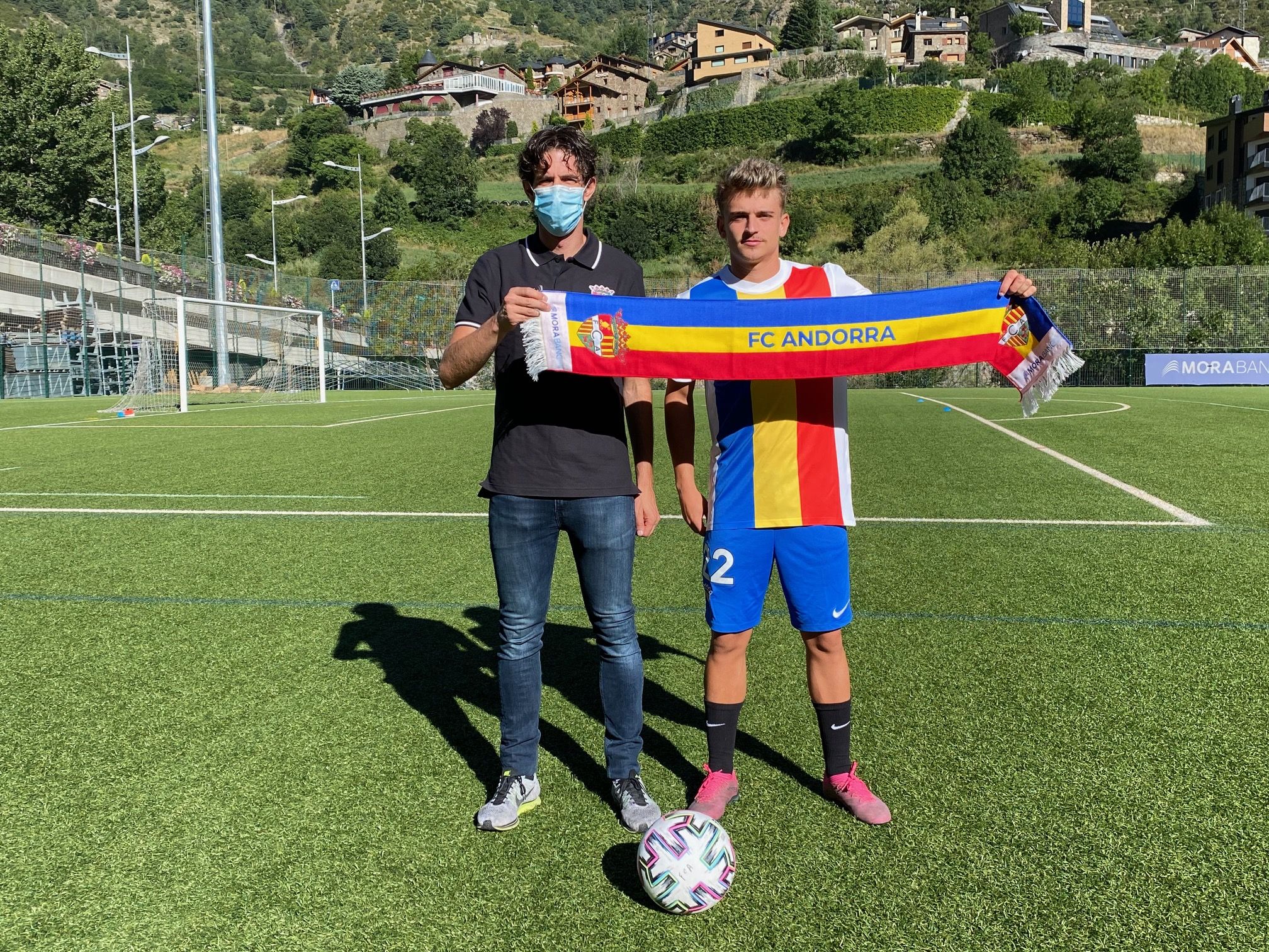 Pau Martínez amb la samarreta i bufanda tricolors, al costat del director esportiu Jaume Nogués.