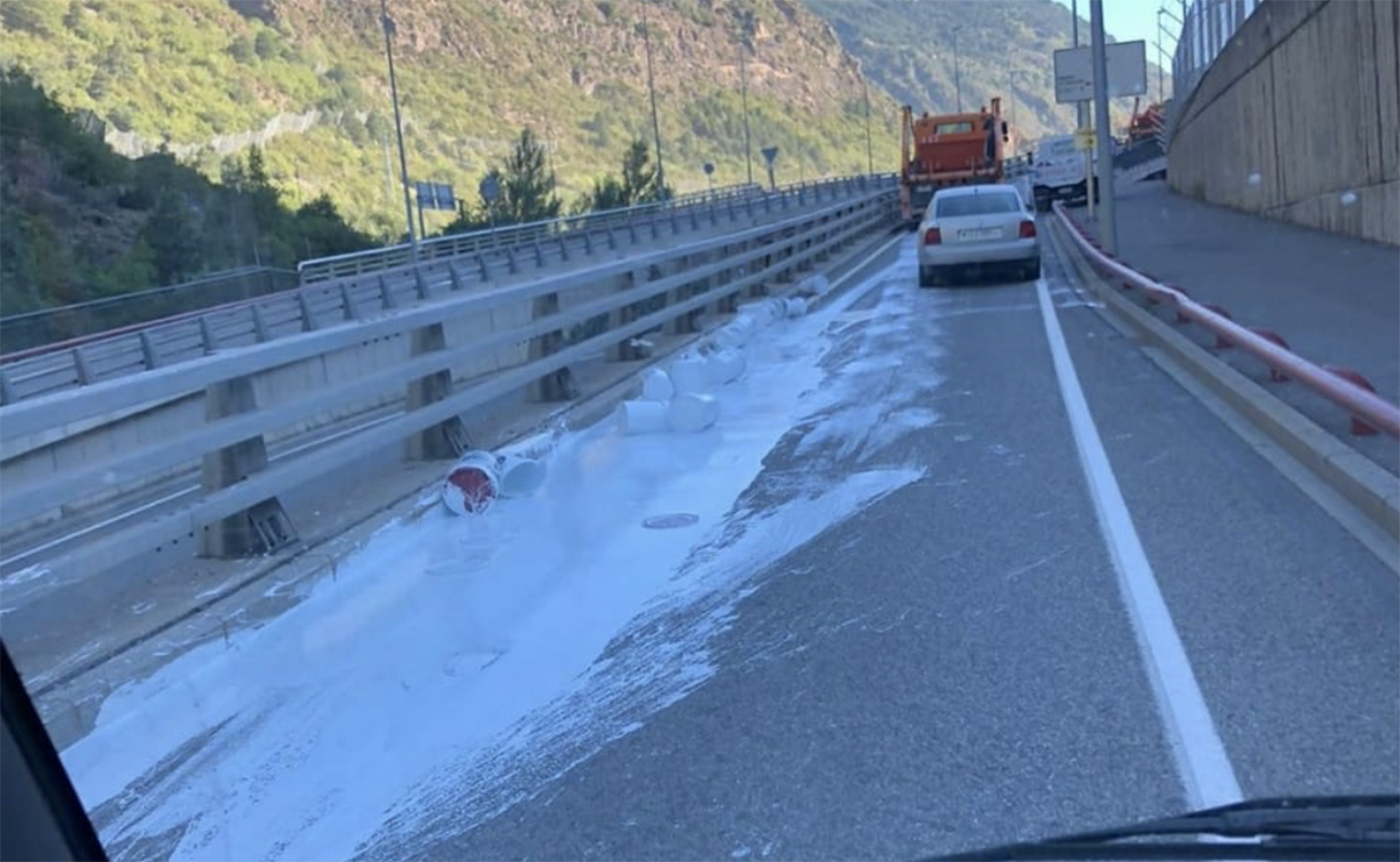 El vessament de pintura a tocar de la rotonda est dels Dos Valires