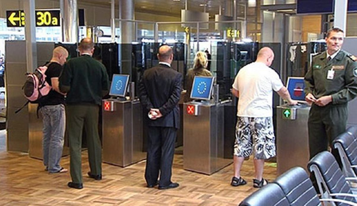 Control de passaports a l'aeroport de Hèlsinki.