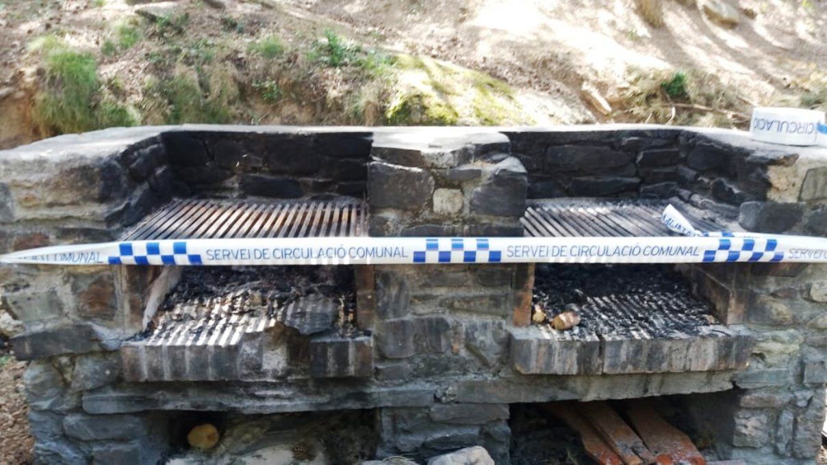 Una barbacoa comunal precintada a Sant Julià de Lòria.