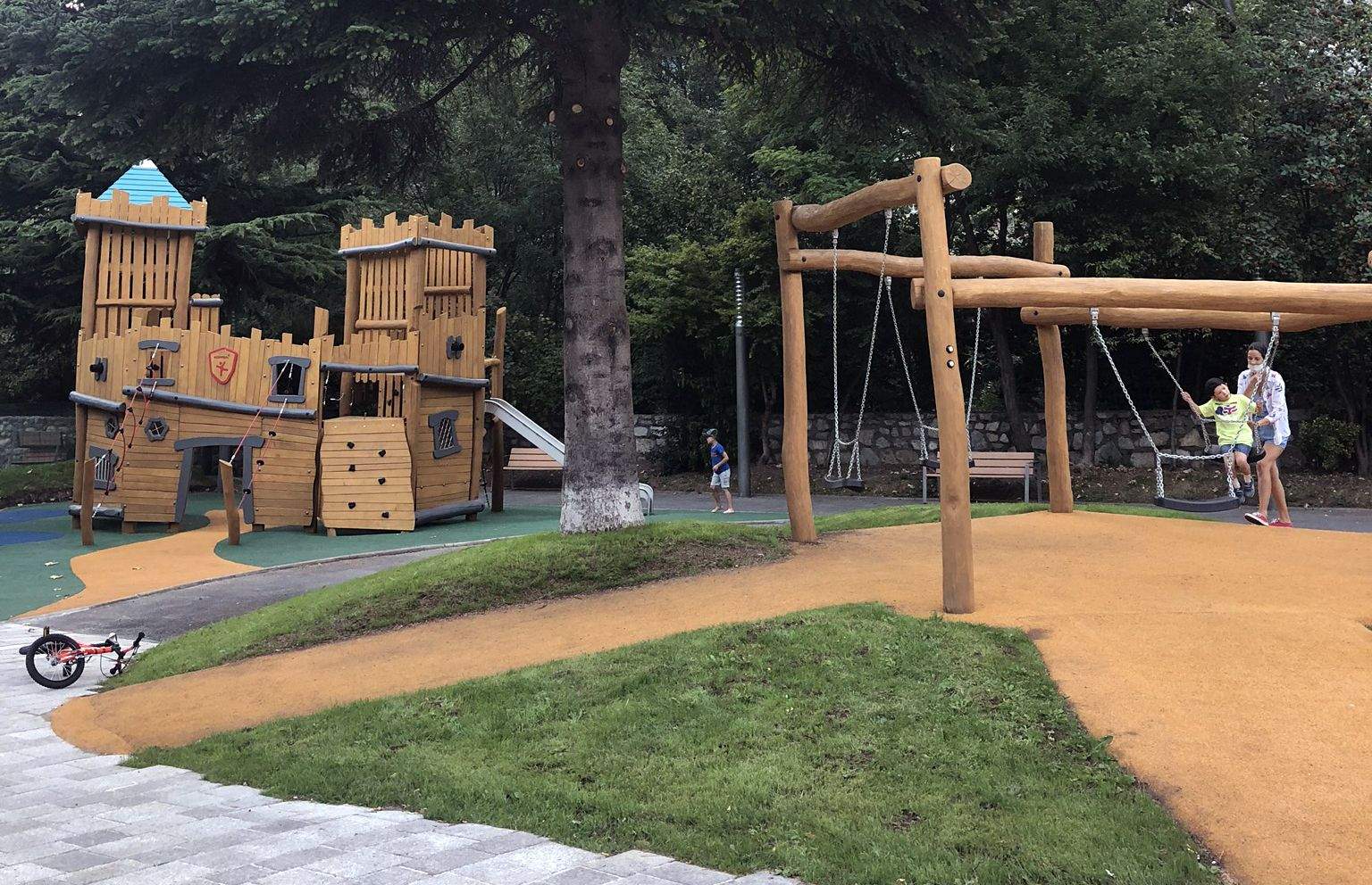 El nou parc infantil de la parròquia