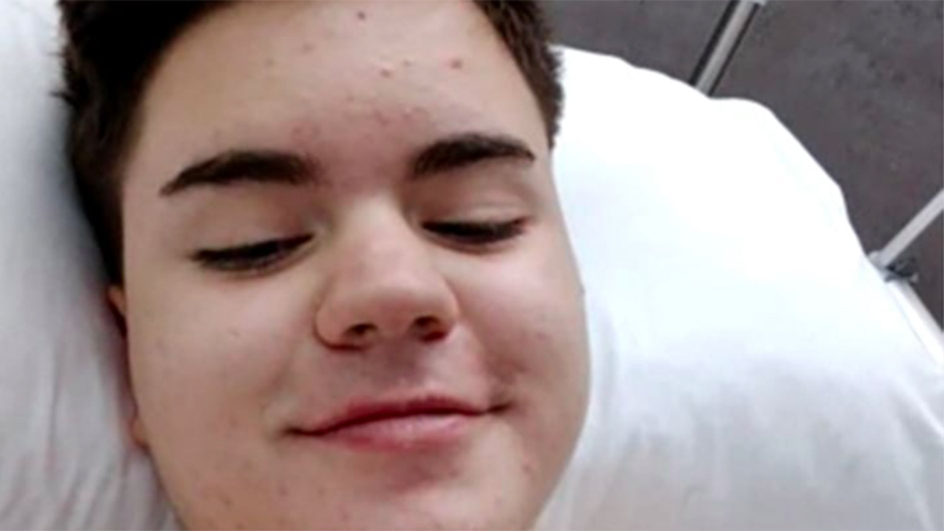 El jove encara convalescent de l'operació.