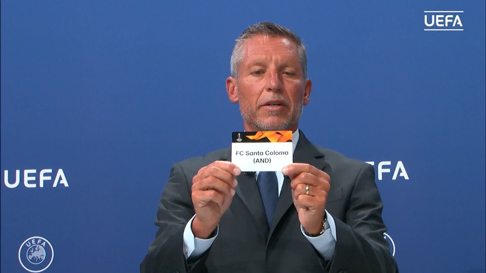 Moment en què la bola del Vall Banc Santa Coloma surt en el sorteig.