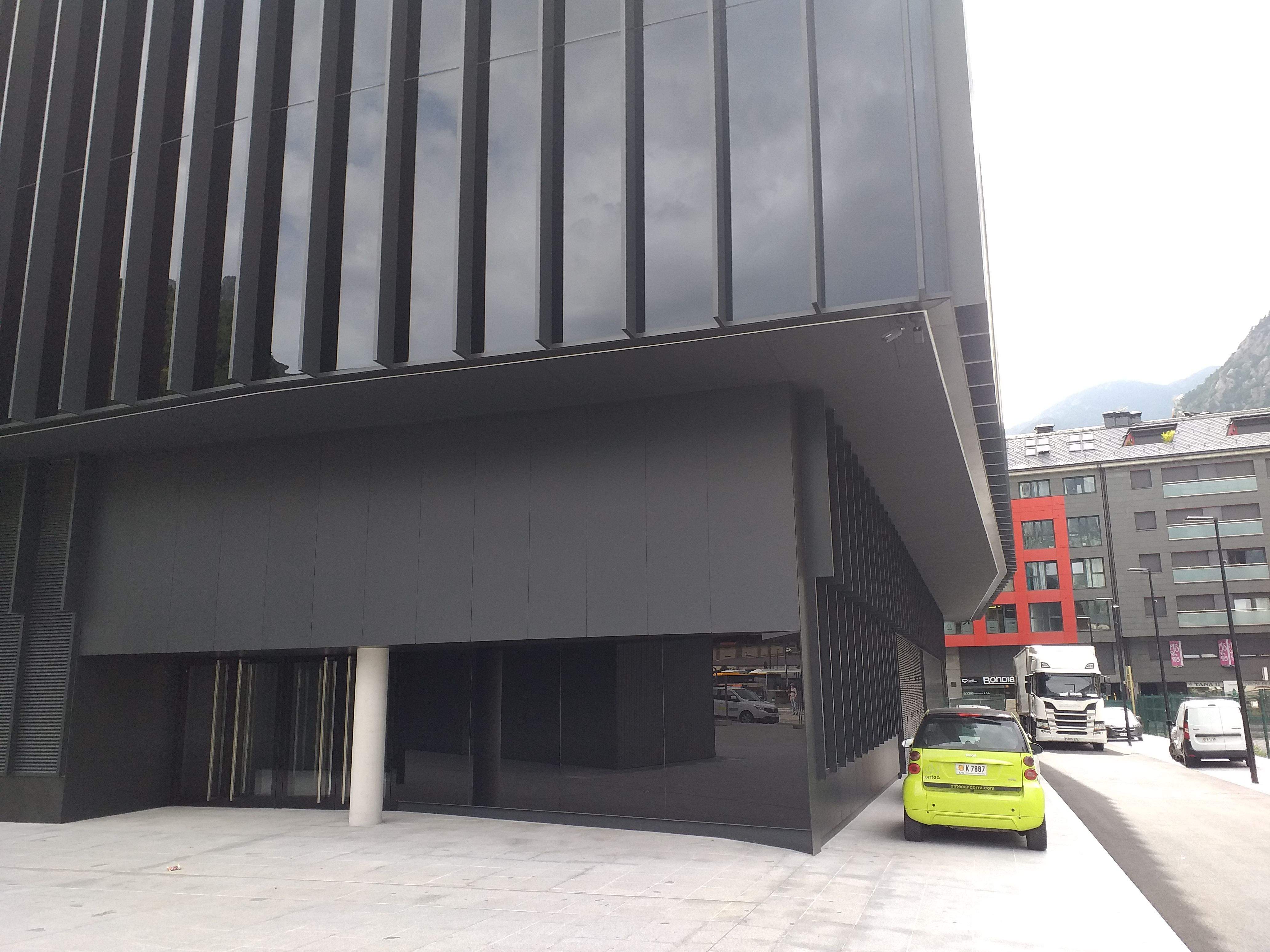 Un dels camions que fan la mudança al costat de la nova seu.