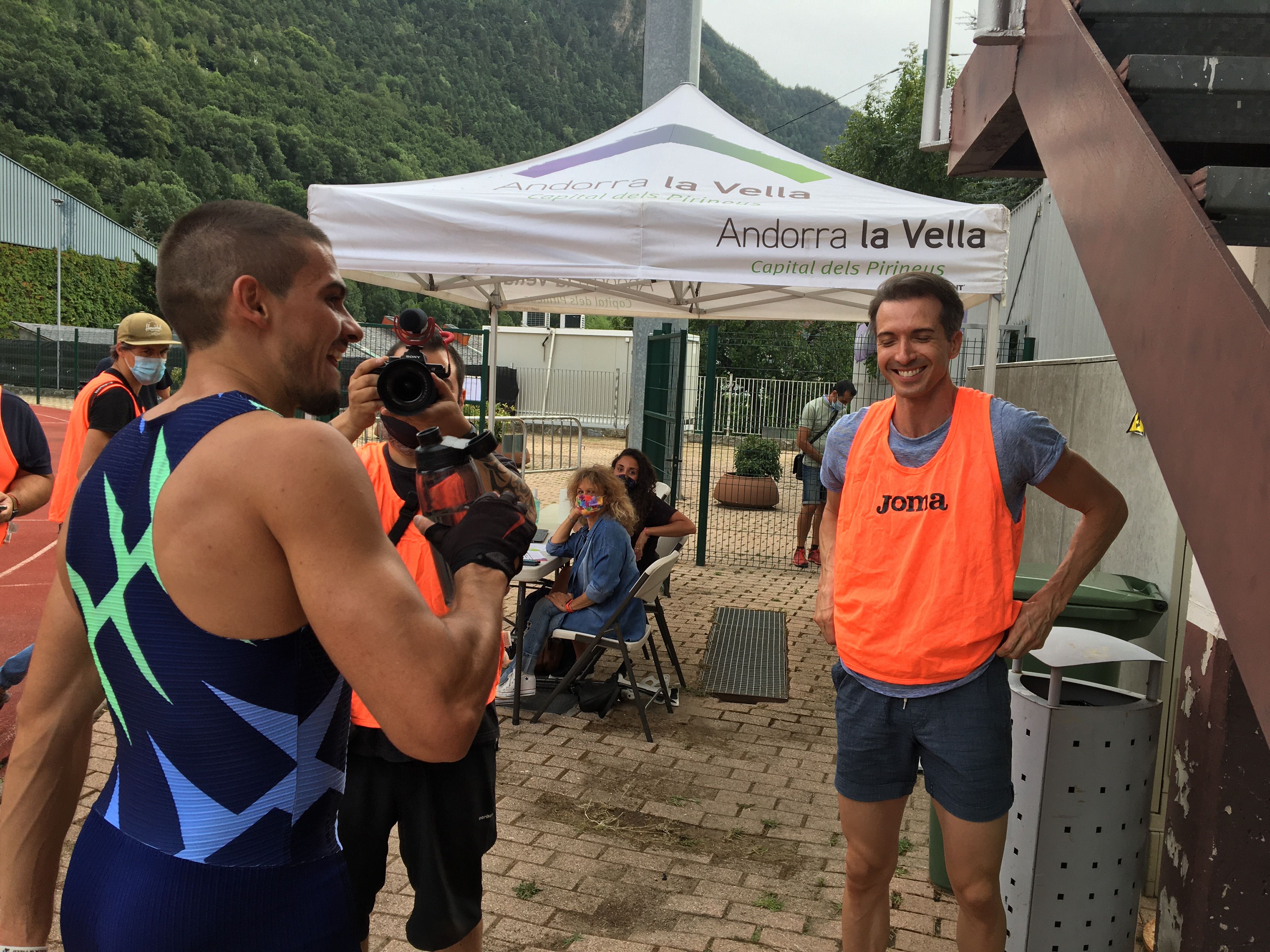 L'atleta conversa al final de la prova L'atleta conversa al final de la prova