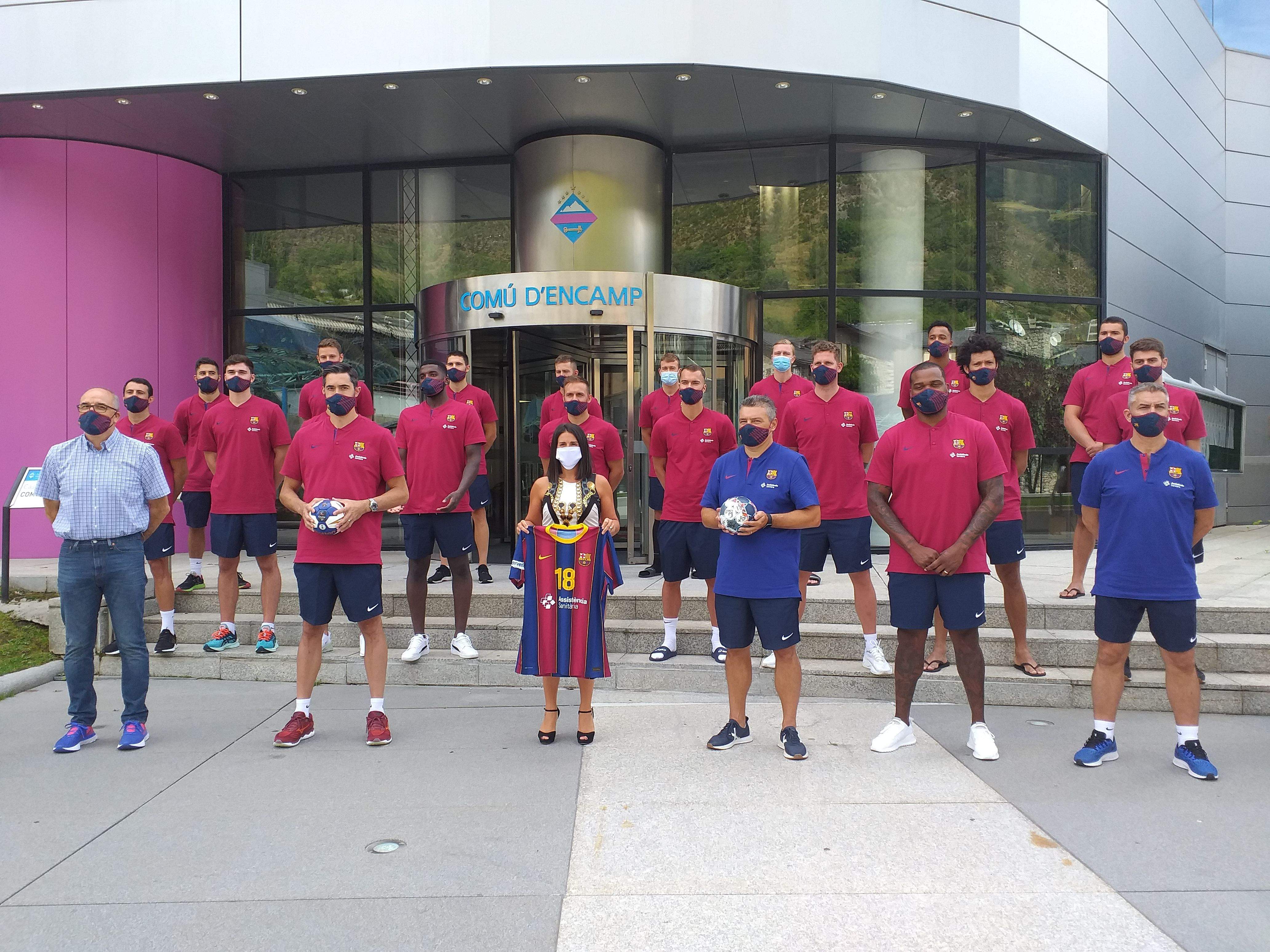 Jugadors i cos tècnic a l'entrada del comú amb la cònsol major, Laura Mas.