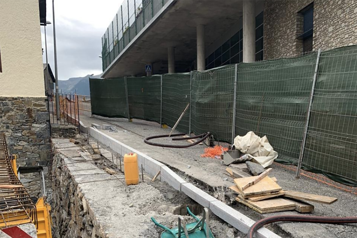 Els treballs d'eixample a la carretera d'Escàs, a tocar de les escoles de la Massana