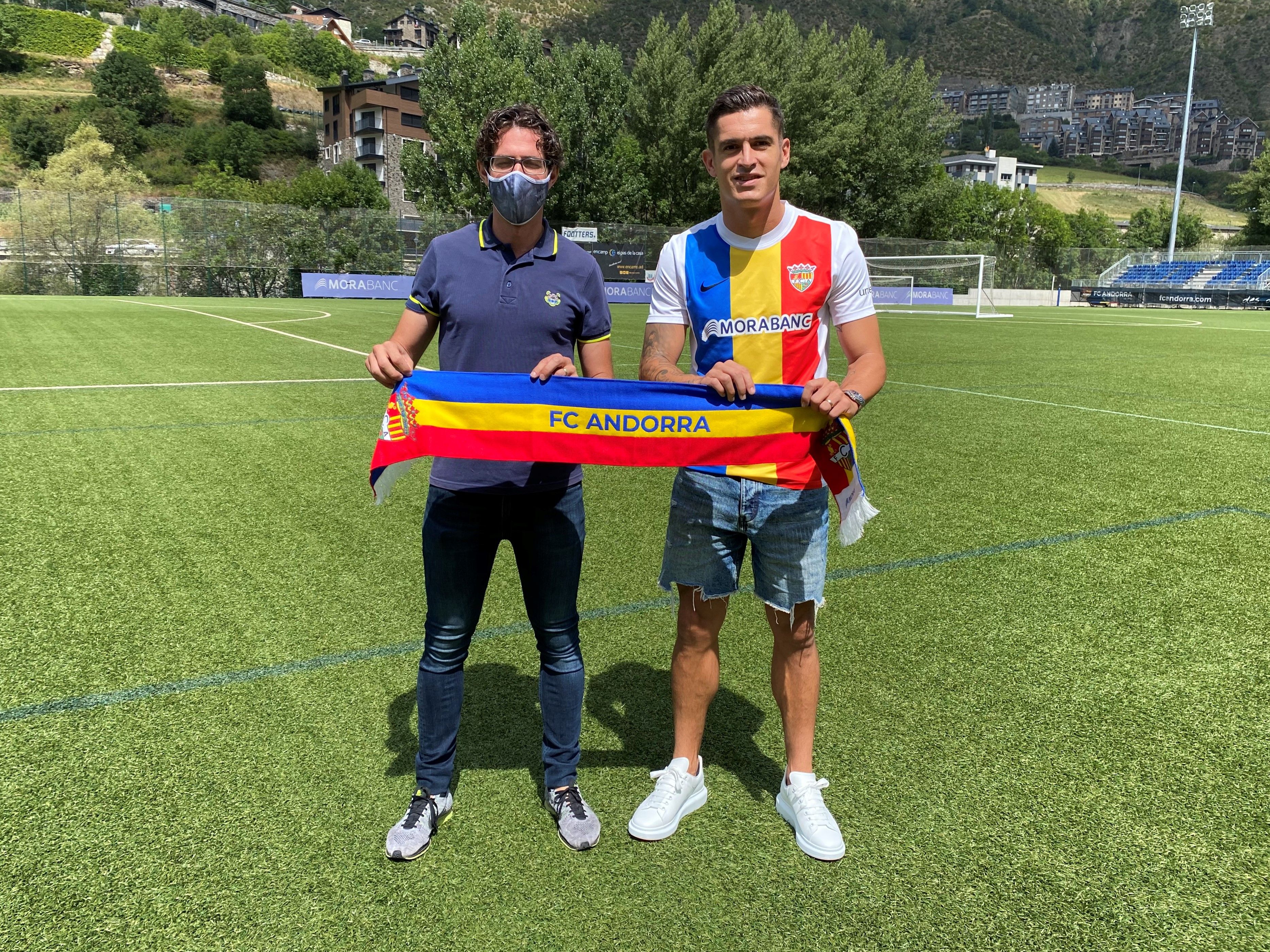 Pedraza, a la dreta, amb el director esportiu del club, Jaume Nogués.