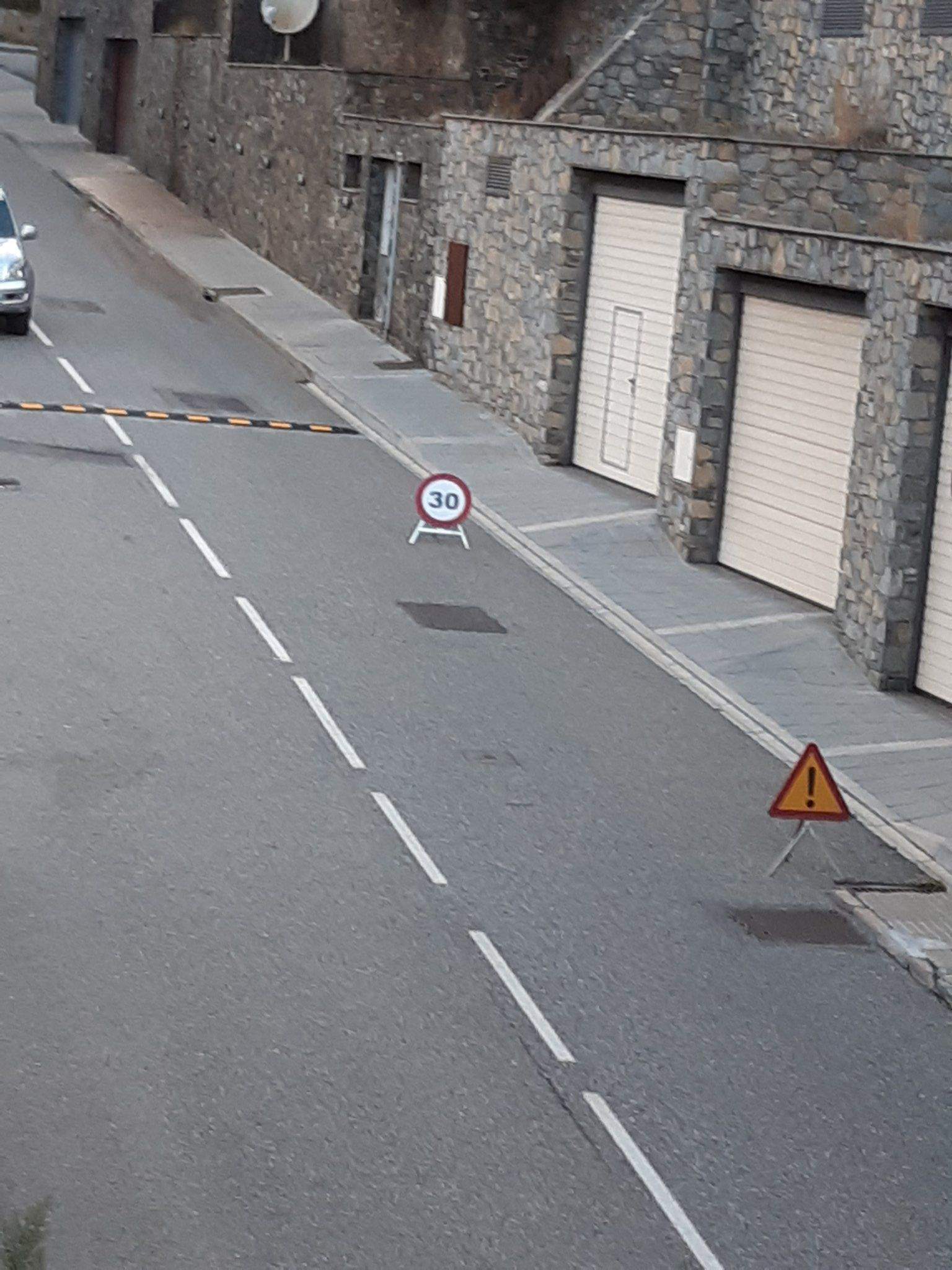 Un dels limitadors de velocitat posat a la carretera dels Vilars.