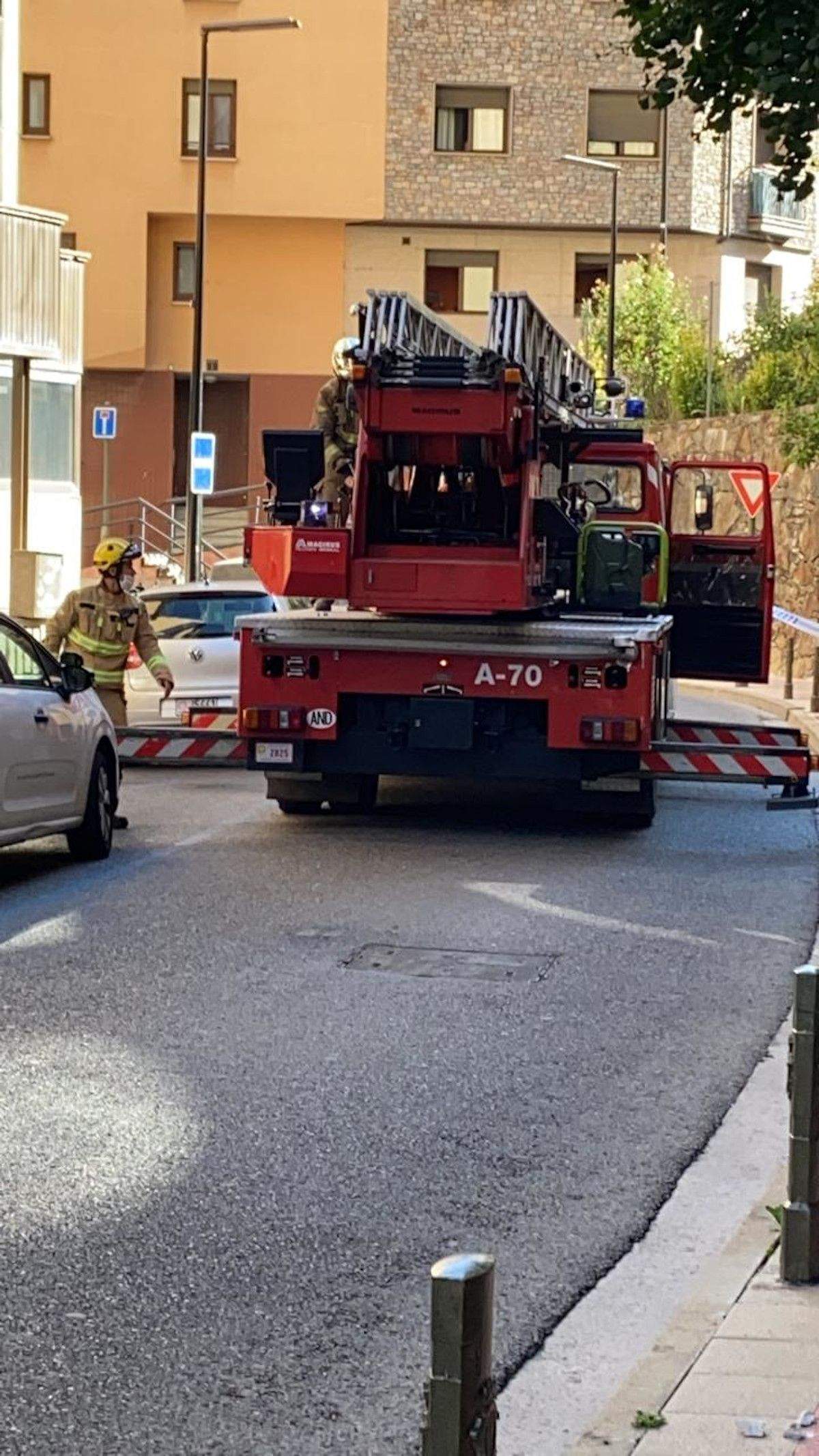 Els bombers actuant a la zona dels despreniments.