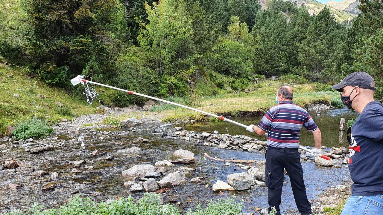 Una mostra de com es realitza el recull per mesurar la qualitat de l'aigua