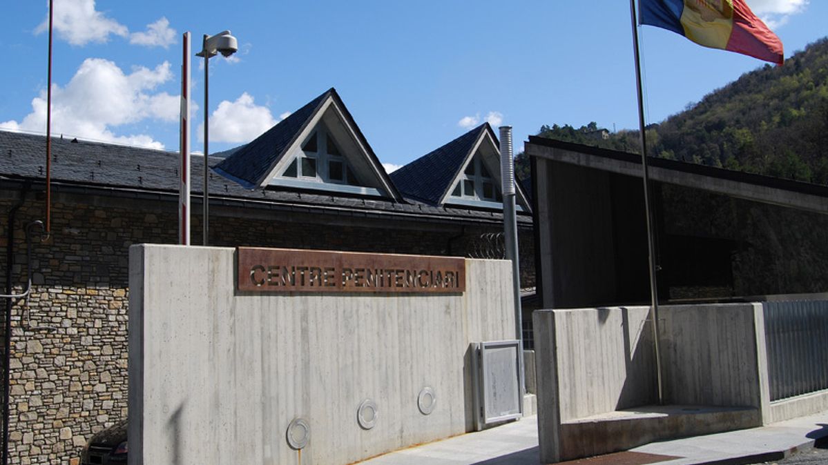 Accés al centre penitenciari de la Comella.