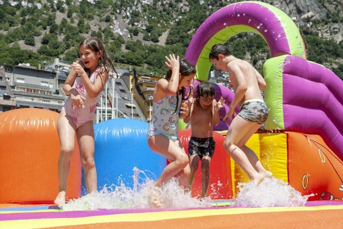 Infants a l'Aquaparc d'Andorra la Vella.