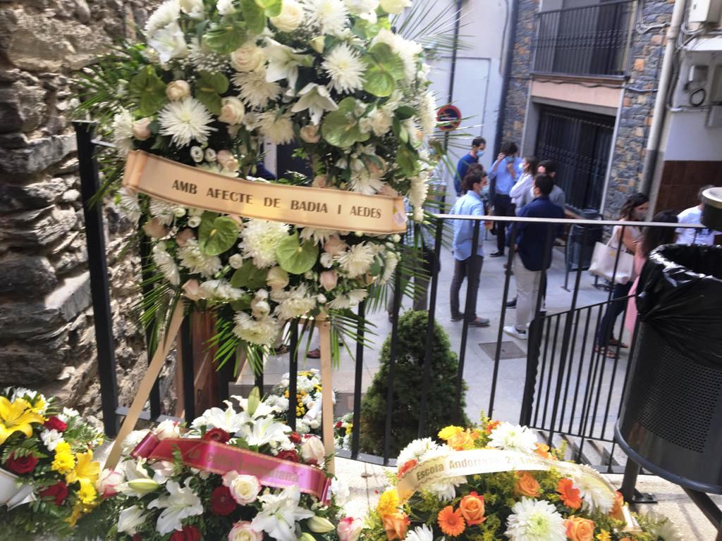 Corones a la sala de vetlles de Sant Julià de Loria.