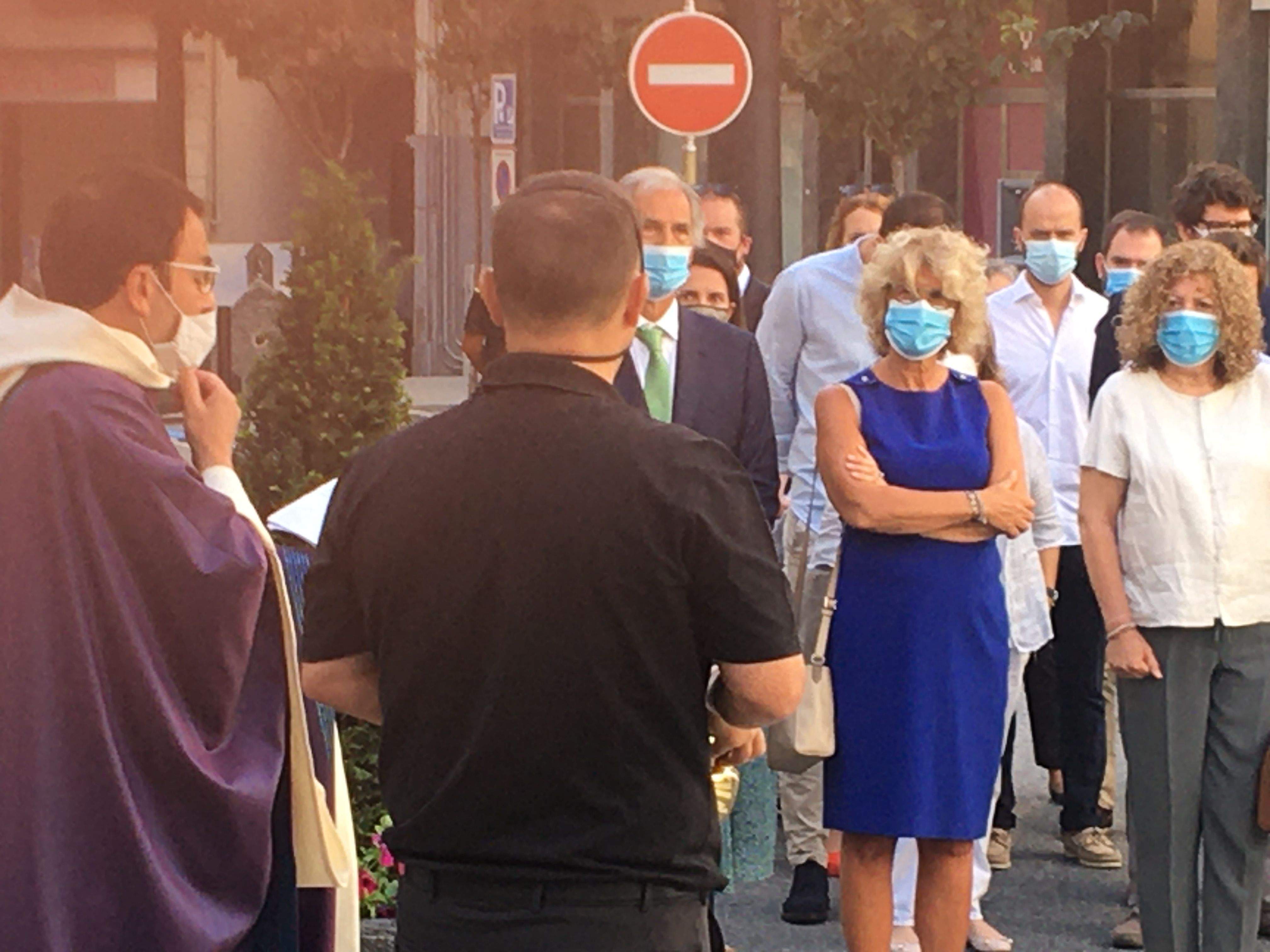 Mossèn Pepe Chisvert i la família de Francesc Badia a l'entrada de l'església.