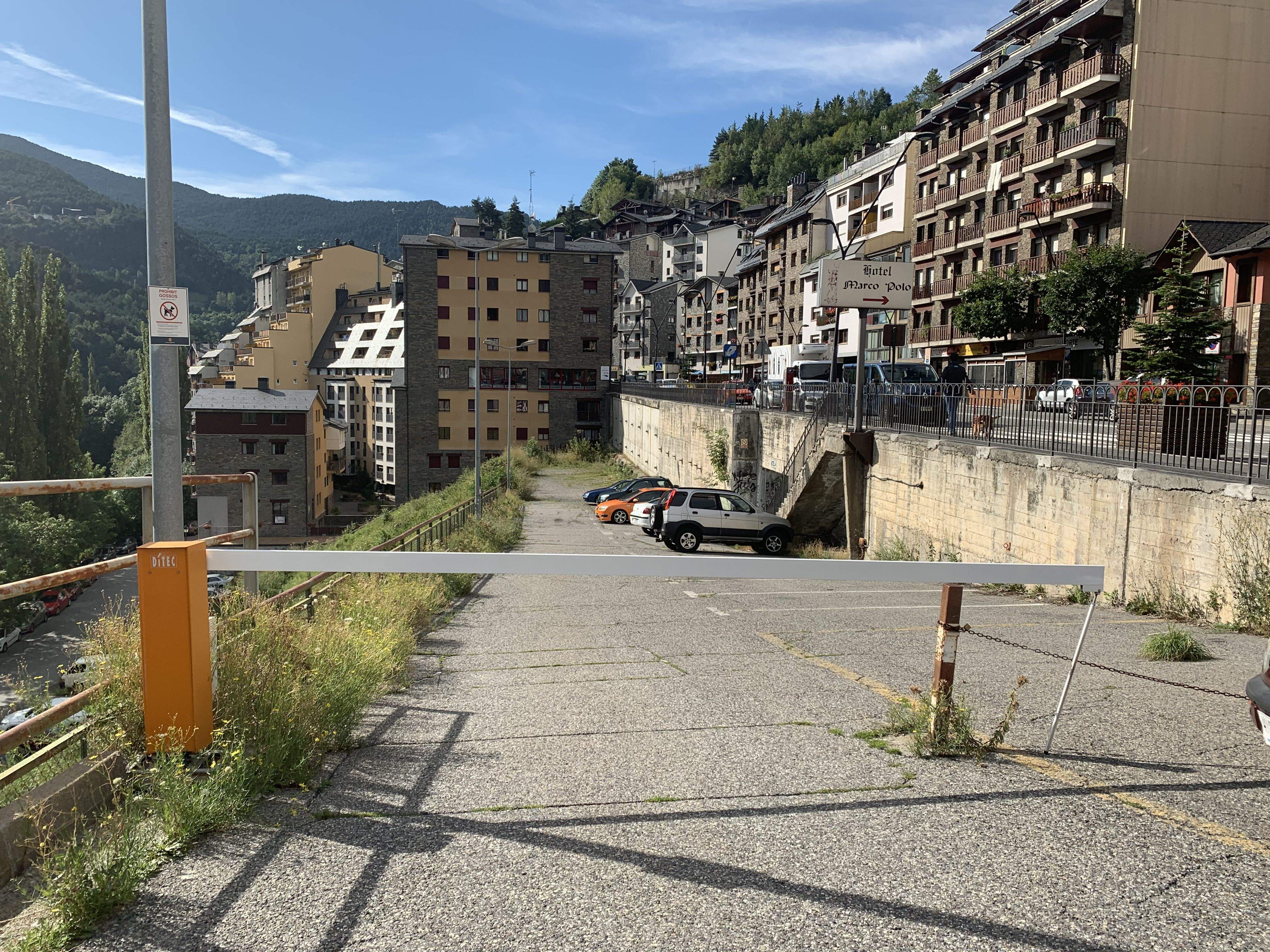 L'aparcament que es voldria ampliar.